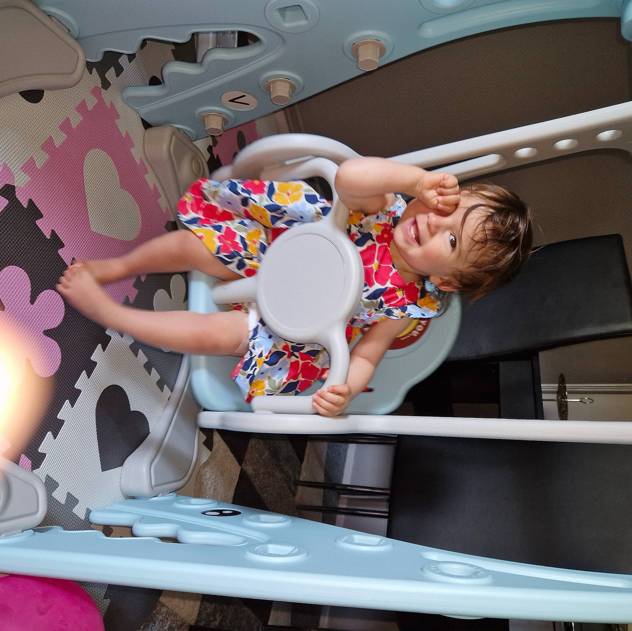 Kira a rejoint le concours — aidez-le/la à gagner de superbes lots ! automotive_design, automotive_exterior, baby, child, comfort, fun, human_leg, leg, leisure, luxury_vehicle, pattern, person, room, sandal, shorts, t_shirt, table, thigh, toddler, vacation