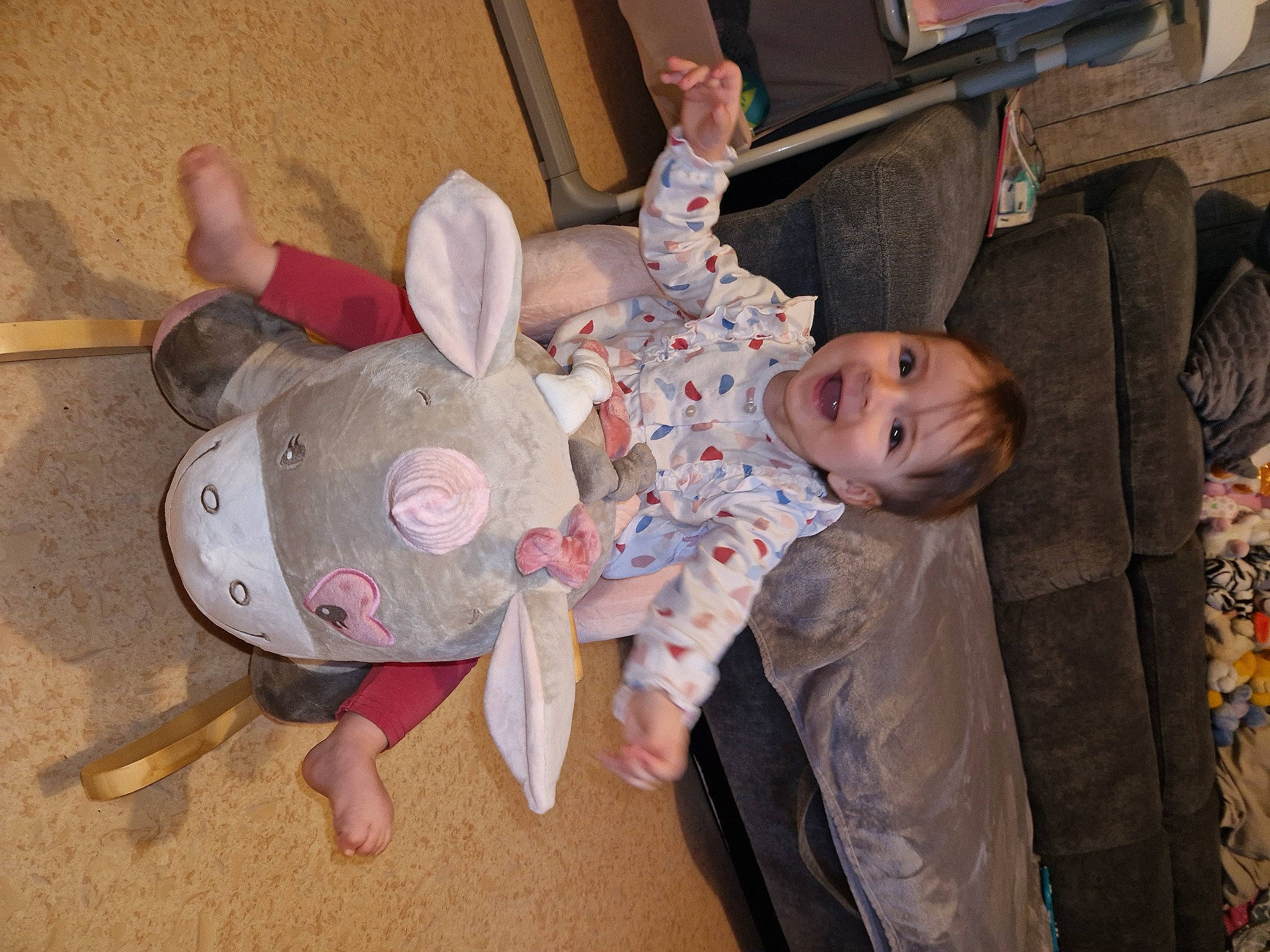 Kira a rejoint le concours — aidez-le/la à gagner de superbes lots ! automotive_tire, baby, baby_products, baby_toddler_clothing, child, comfort, couch, fun, joy, lap, luxury_vehicle, motor_vehicle, person, room, sitting, skin, tire, toddler, toy, wheel