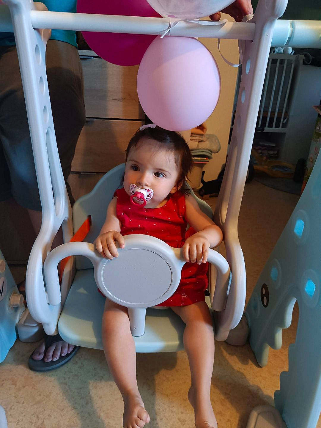 Kira participe au concours pour gagner de l'argent avec cette photo : baby, baby_products, balloon, chair, child, comfort, event, foot, fun, happy, human_leg, knee, leisure, person, room, sandal, sitting, thigh, toddler, vacation