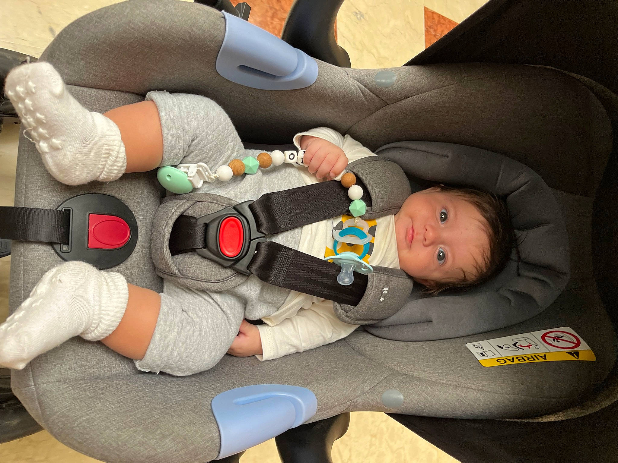 Livio a rejoint le concours — aidez-le/la à gagner de superbes lots ! baby, baby_products, car_seat, child, comfort, finger, human_body, human_leg, joint, knee, lap, leg, nail, person, personal_protective_equipment, product, sitting, thigh, toddler, tree