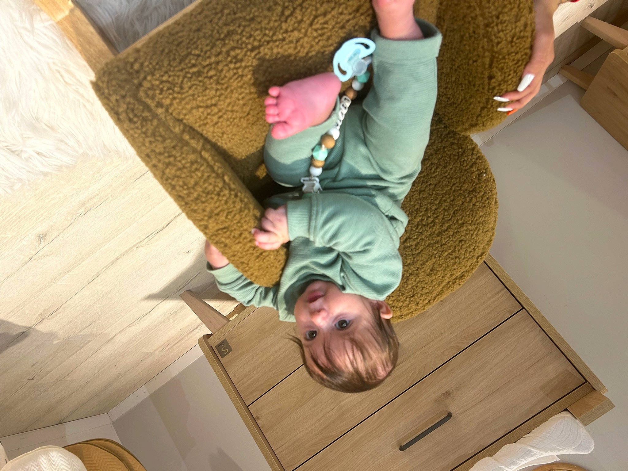 Livio participe au concours pour gagner de l'argent avec cette photo : baby, baby_toddler_clothing, child, comfort, floor, flooring, foot, fun, hardwood, laminate_flooring, leisure, person, plank, room, sitting, toddler, tree, varnish, wood, wood_flooring