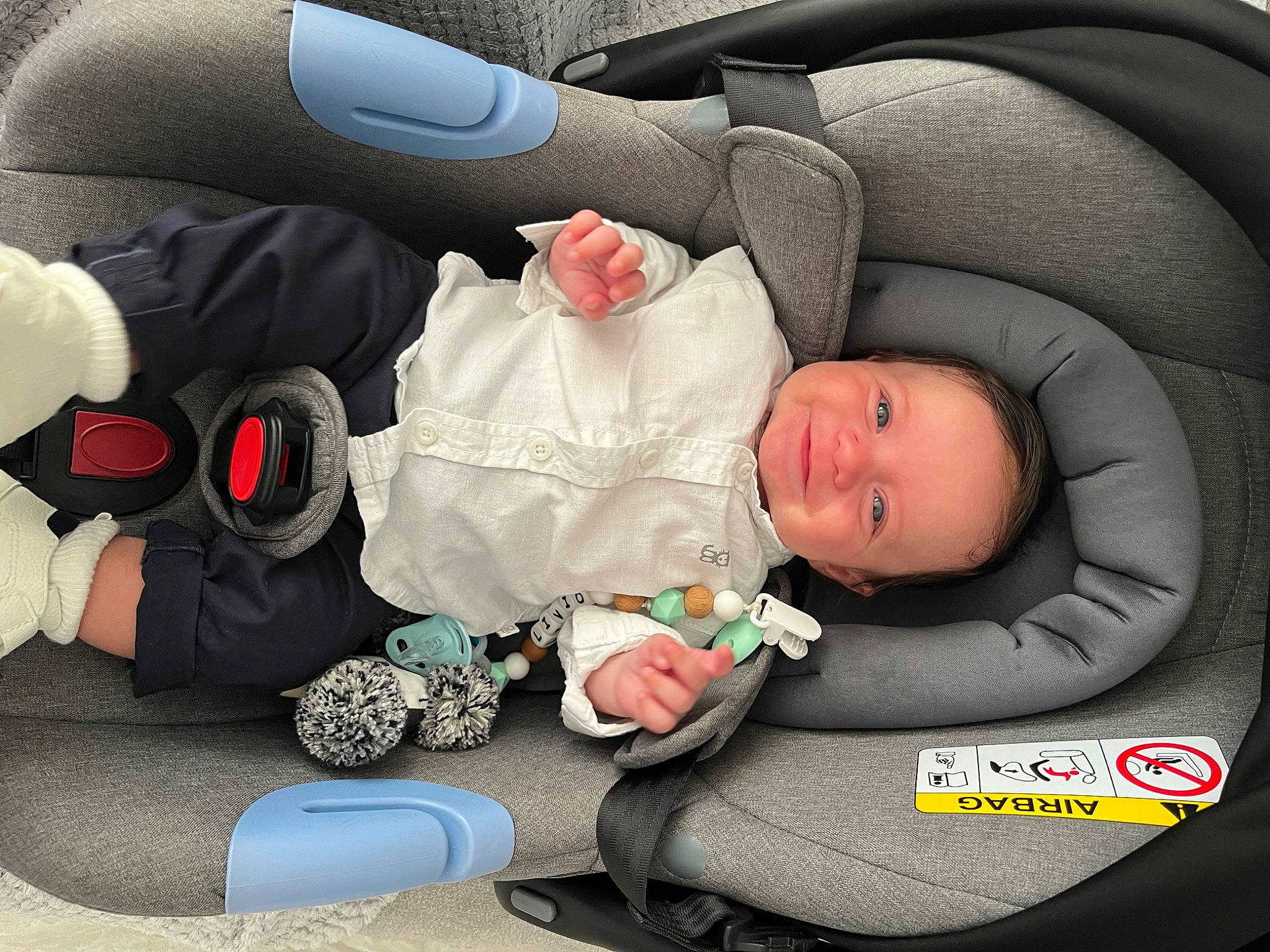 Livio a rejoint le concours — aidez-le/la à gagner de superbes lots ! auto_part, automotive_design, baby, baby_carriage, baby_in_car_seat, baby_products, baby_toddler_clothing, car_seat, car_seat_cover, carmine, child, comfort, family_car, head_restraint, joy, lap, luxury_vehicle, motor_vehicle, person, seat_belt