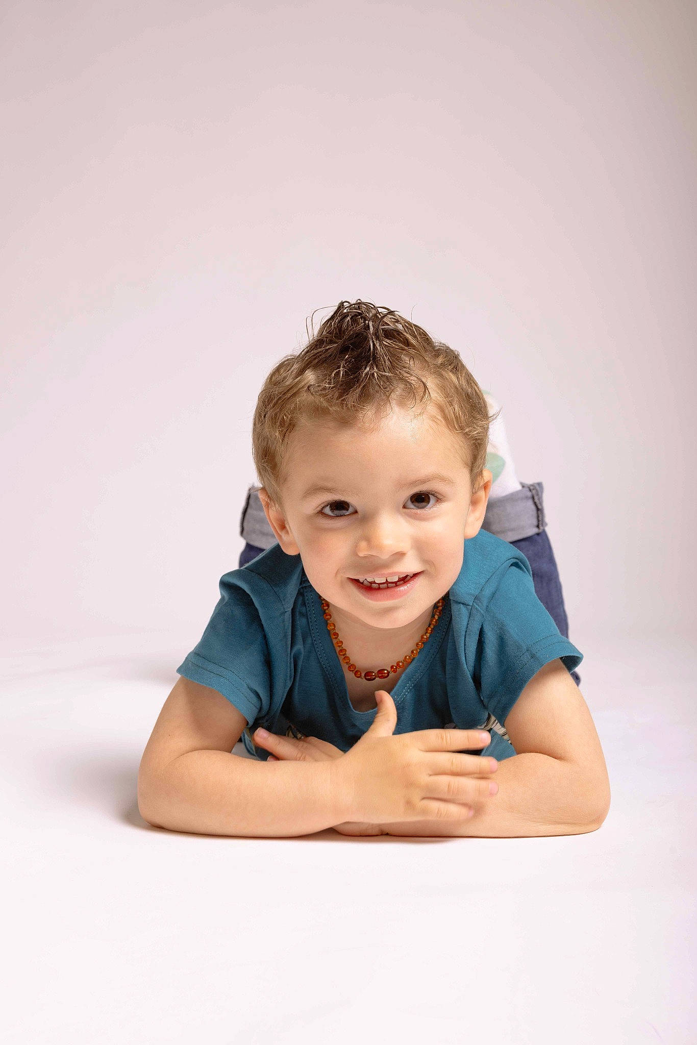 Ayden a rejoint le concours — aidez-le/la à gagner de superbes lots ! arm, baby, baby_toddler_clothing, cheek, child, comfort, elbow, flash_photography, flooring, fun, gesture, happy, joy, laugh, person, portrait, portrait_photography, sitting, sleeve, smile