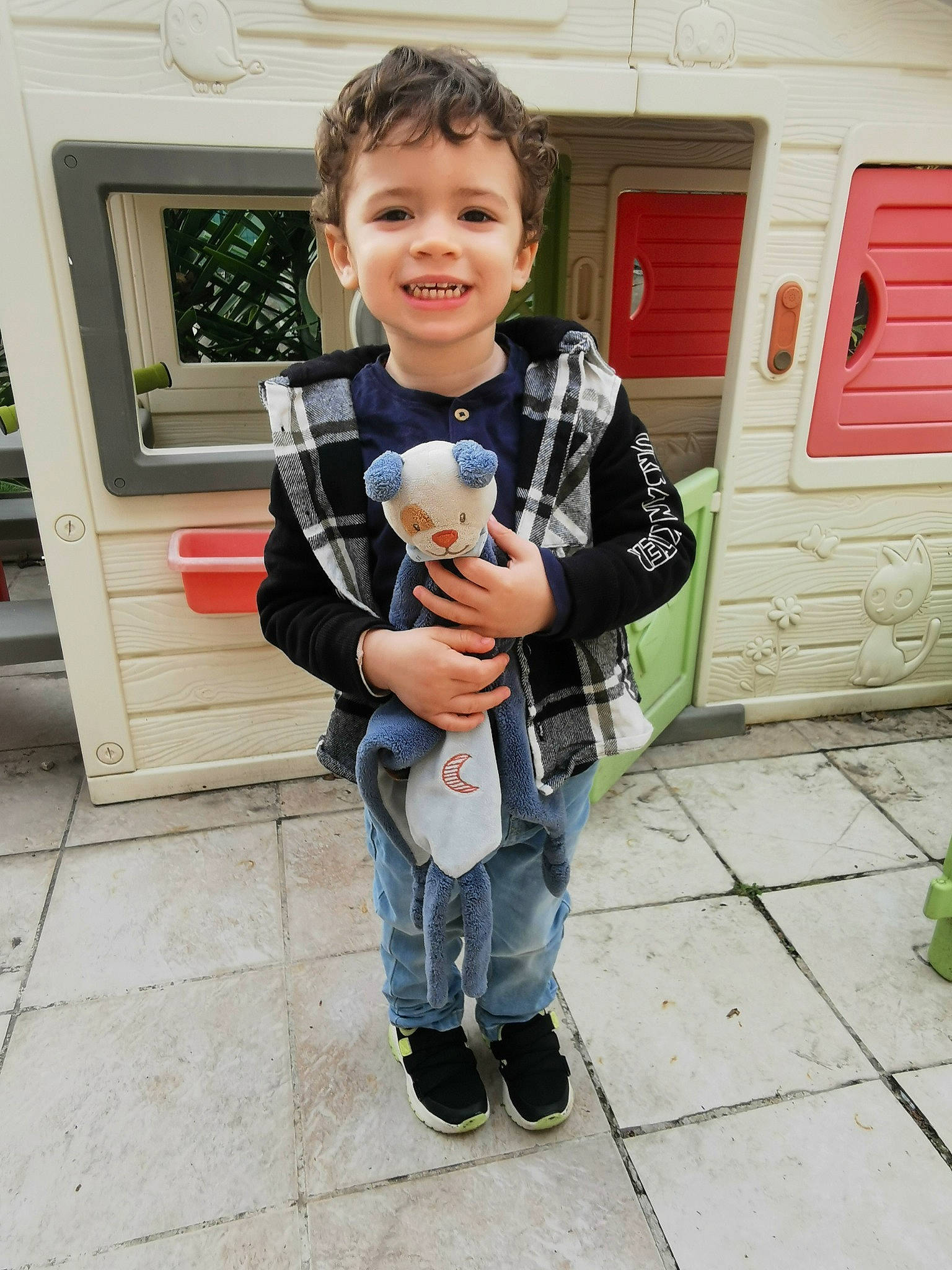 Ayden participe au concours pour gagner de l'argent avec cette photo : baby, baby_products, baby_toddler_clothing, camera, child, denim, eye, face, fun, happy, head, jeans, joy, person, personal_protective_equipment, sitting, sleeve, smile, sneakers, standing