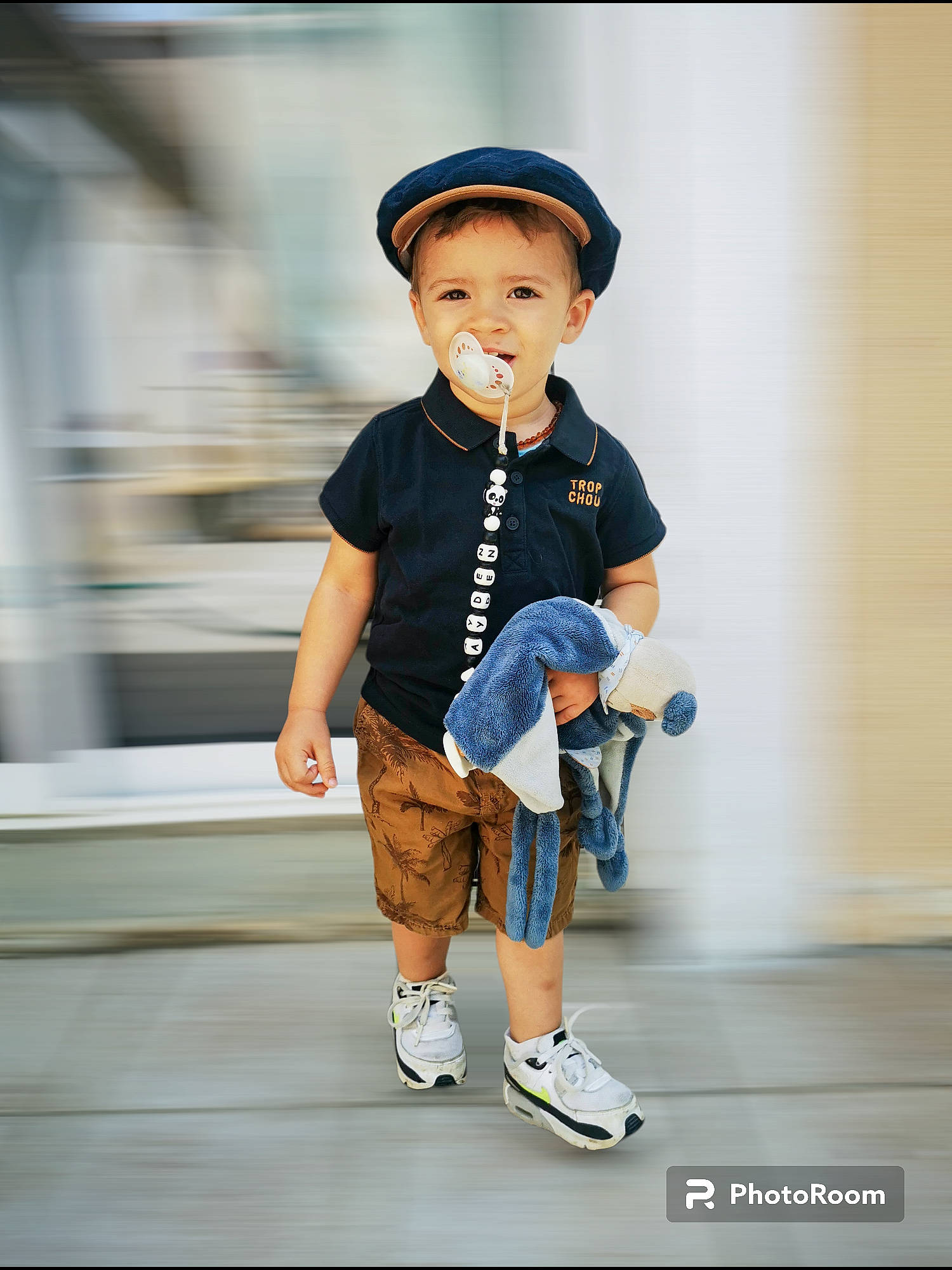 Ayden a rejoint le concours — aidez-le/la à gagner de superbes lots ! baby_toddler_clothing, cap, child, denim, elbow, electric_blue, flash_photography, fun, gesture, happy, hat, human_leg, knee, person, shorts, sleeve, sneakers, sportswear, t_shirt, toddler