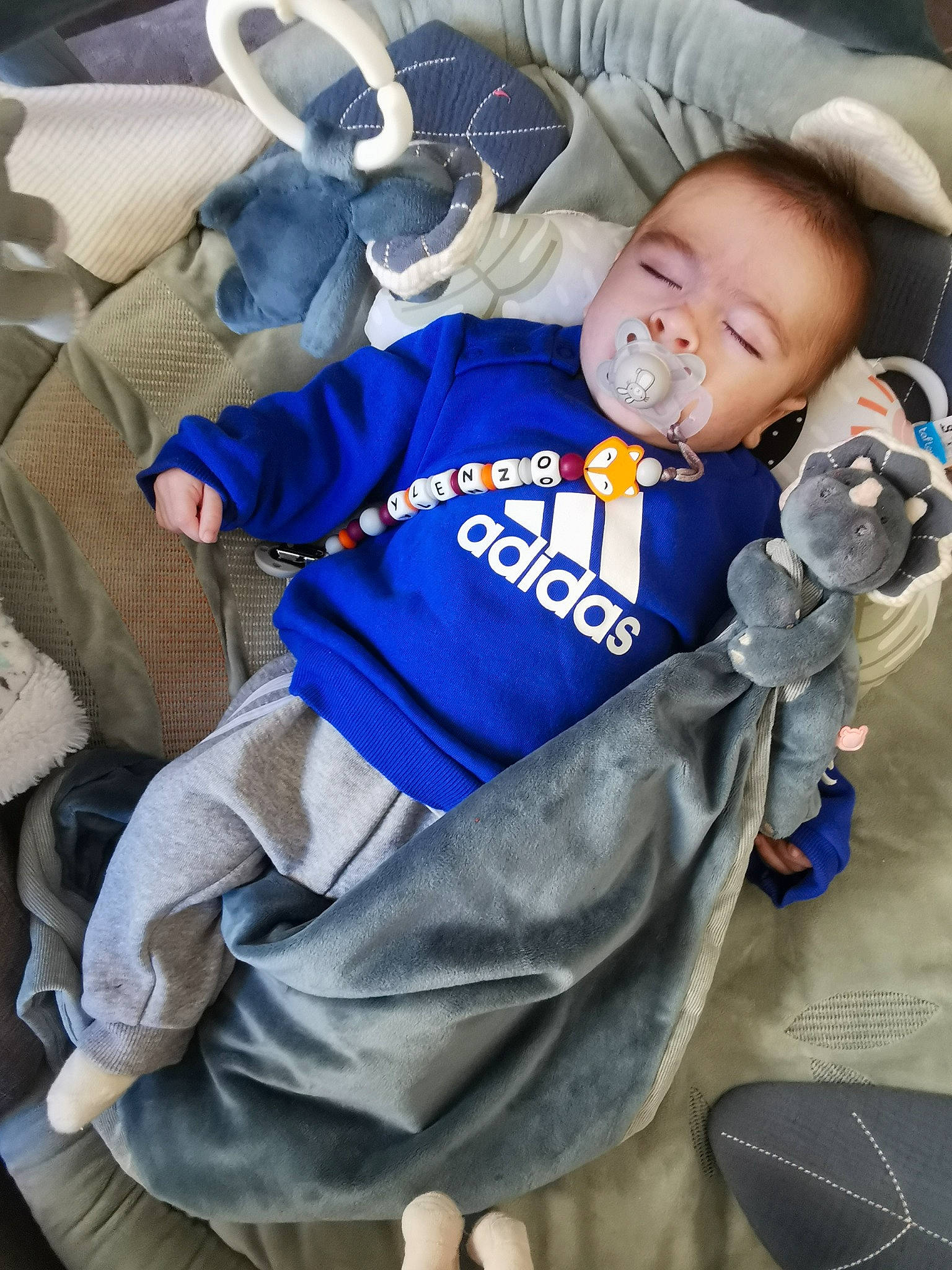 Ylenzo a rejoint le concours — aidez-le/la à gagner de superbes lots ! baby, baby_carriage, baby_products, baby_safety, baby_toddler_clothing, car_seat, child, comfort, electric_blue, happy, linens, person, room, sitting, sleeve, toddler