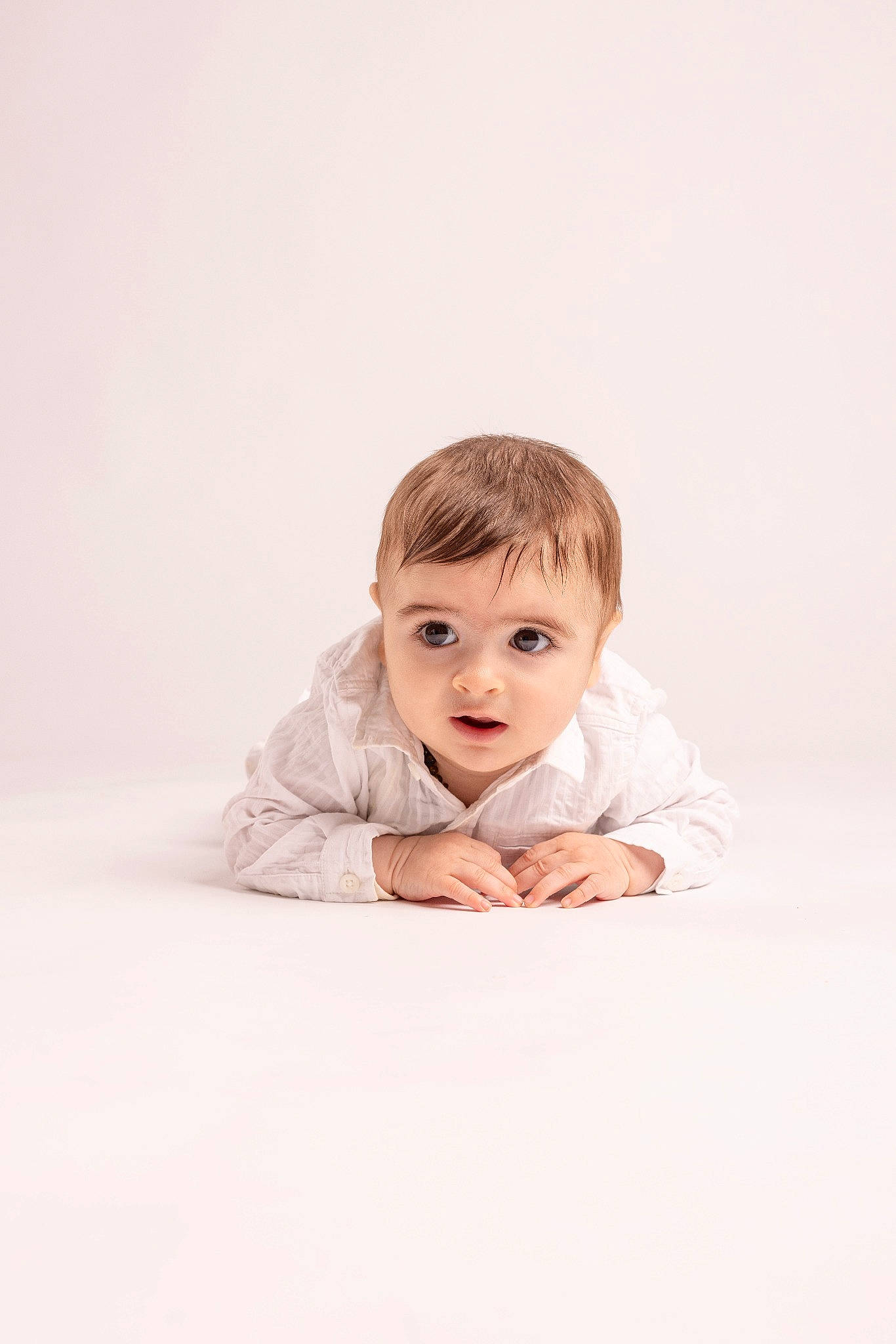 Ylenzo a rejoint le concours — aidez-le/la à gagner de superbes lots ! baby, baby_crawling, baby_toddler_clothing, cheek, child, comfort, eyebrow, flash_photography, flooring, fun, gesture, happy, linens, person, portrait, portrait_photography, room, sitting, sleeve, smile