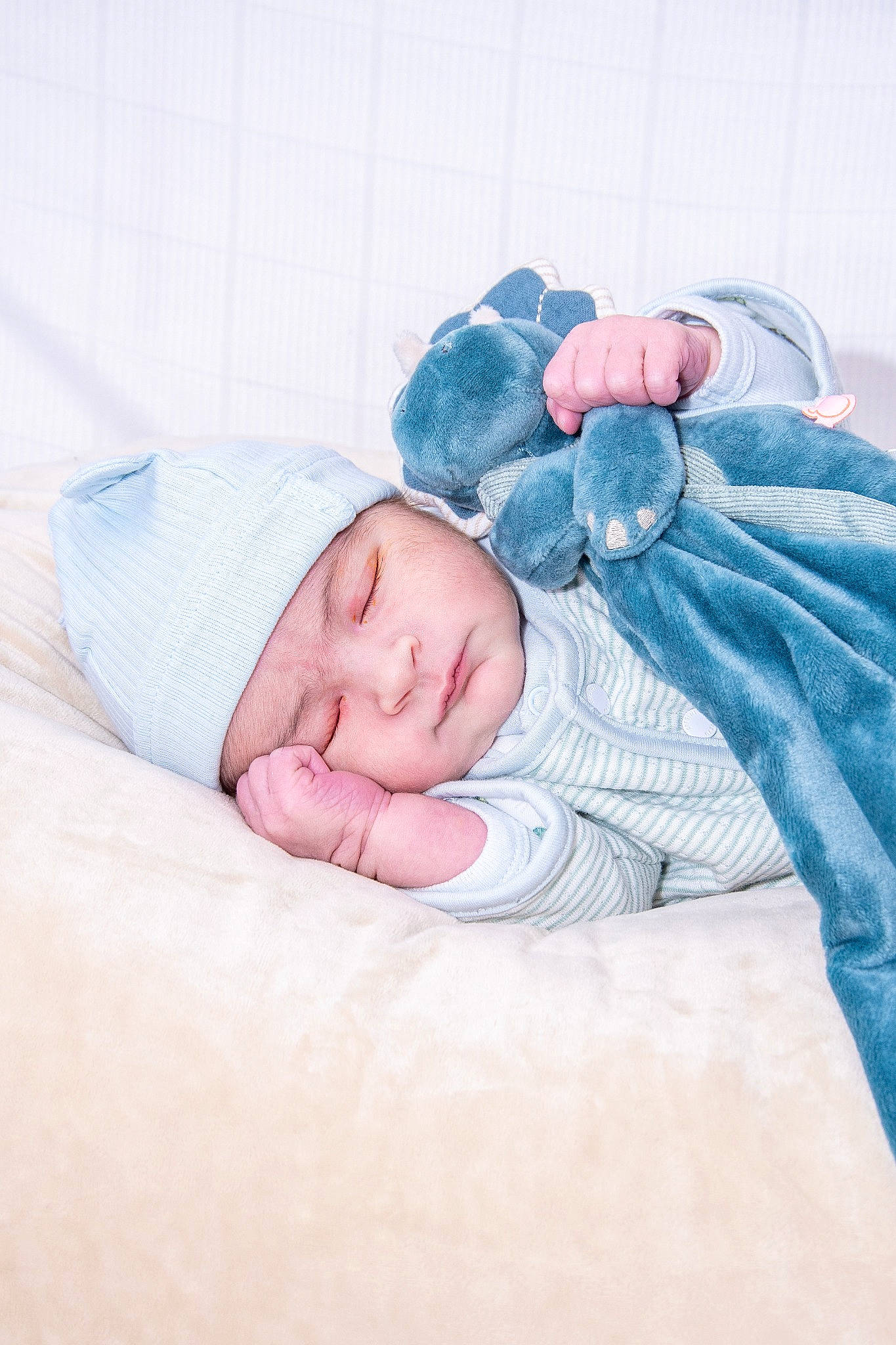 Ylenzo participe au concours pour gagner de l'argent avec cette photo : baby, baby_products, baby_sleeping, baby_toddler_clothing, bedding, bedtime, child, comfort, electric_blue, flesh, foot, hat, headwear, linens, nap, pattern, person, room, sitting, sleep