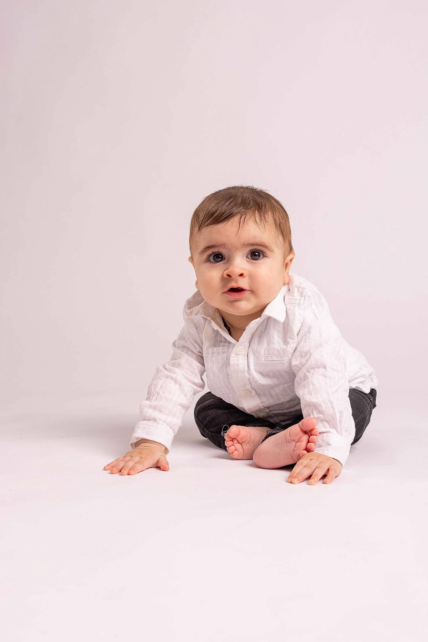 Ylenzo a rejoint le concours — aidez-le/la à gagner de superbes lots ! arm, baby, baby_crawling, baby_toddler_clothing, cheek, collar, elbow, flash_photography, flooring, fun, gesture, hand, happy, person, portrait, portrait_photography, sitting, sleeve, t_shirt, thumb