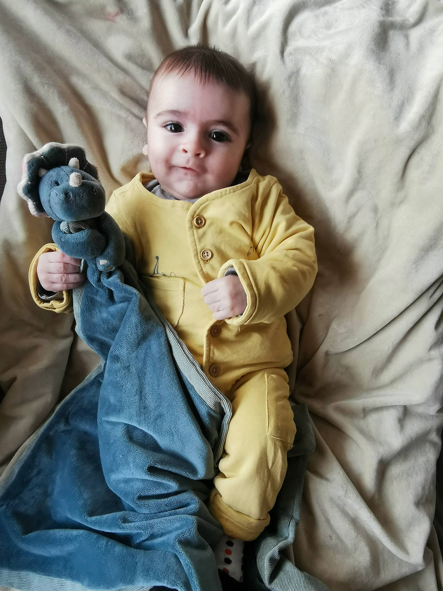 Ylenzo participe au concours pour gagner de l'argent avec cette photo : baby, baby_products, baby_toddler_clothing, camera, cheek, child, comfort, face, fun, fur, gesture, hand, head, linens, person, room, sitting, sleeve, textile, toddler