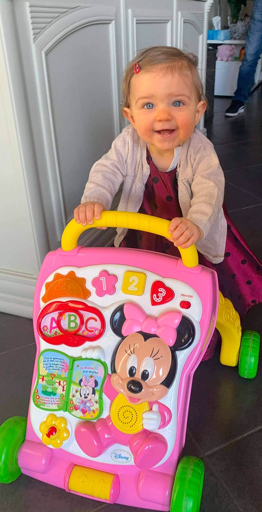 Alice a rejoint le concours — aidez-le/la à gagner de superbes lots ! baby, baby_playing_with_toys, baby_products, baby_toddler_clothing, baby_toys, child, door, joy, laugh, person, play, toddler, toy