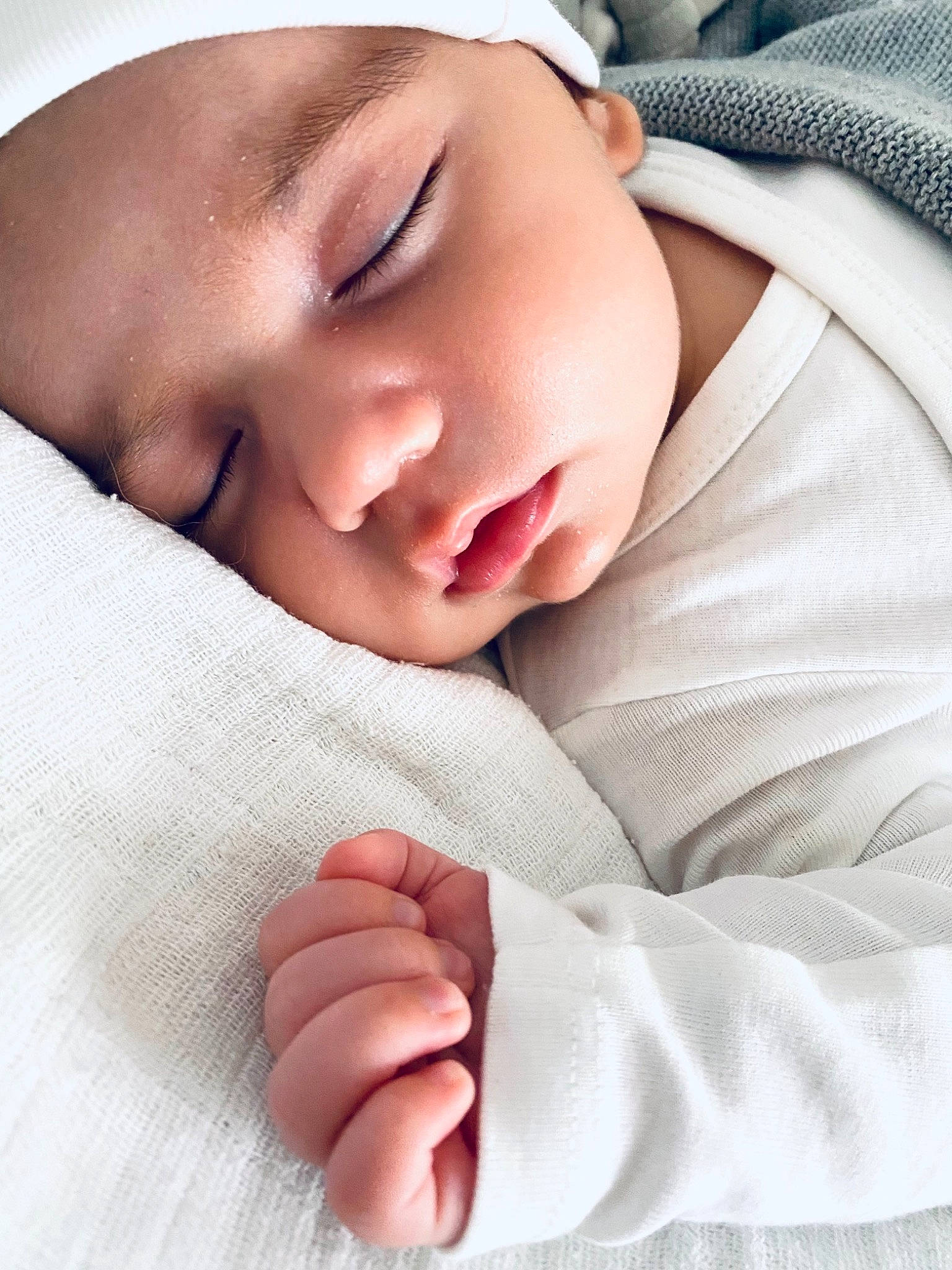 Oscar a rejoint le concours — aidez-le/la à gagner de superbes lots ! baby, baby_products, baby_sleeping, baby_toddler_clothing, cheek, chin, comfort, eyelash, face, finger, gesture, head, linens, lip, nail, nose, person, skin, sleeve, thumb