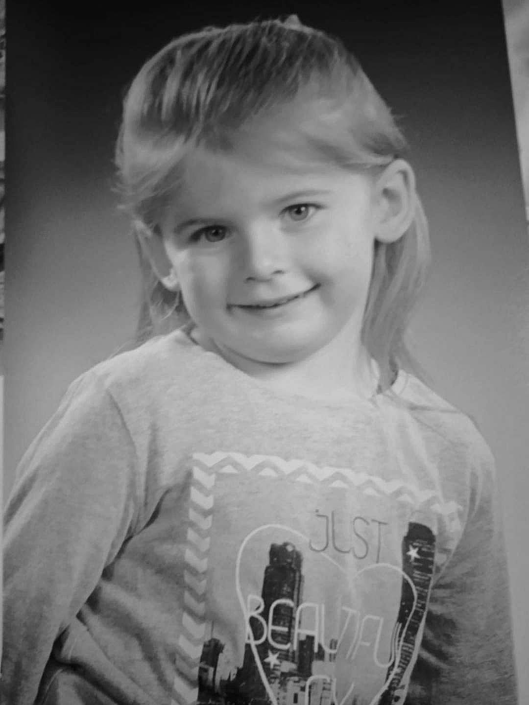 Naelle a rejoint le concours — aidez-le/la à gagner de superbes lots ! arm, black, black_and_white, chin, cool, flash_photography, gesture, hairstyle, happy, iris, jaw, joy, monochrome, people, person, photograph, sleeve, smile, standing, style