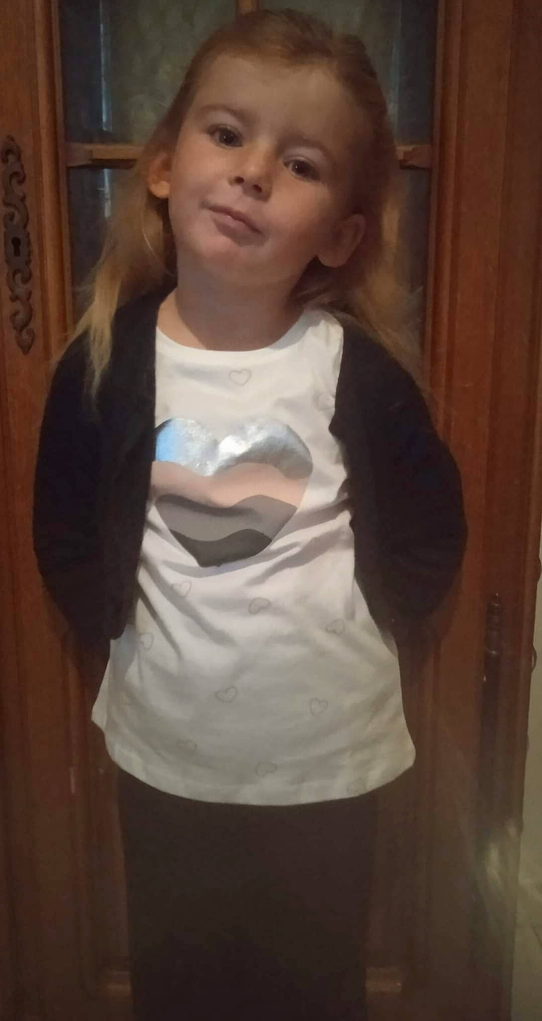 Naelle participe au concours pour gagner de l'argent avec cette photo : blond, cheek, chest, eyelash, face, fun, gesture, hair, happy, head, iris, jaw, long_hair, long_sleeved_t_shirt, neck, person, sleeve, t_shirt, trunk, waist