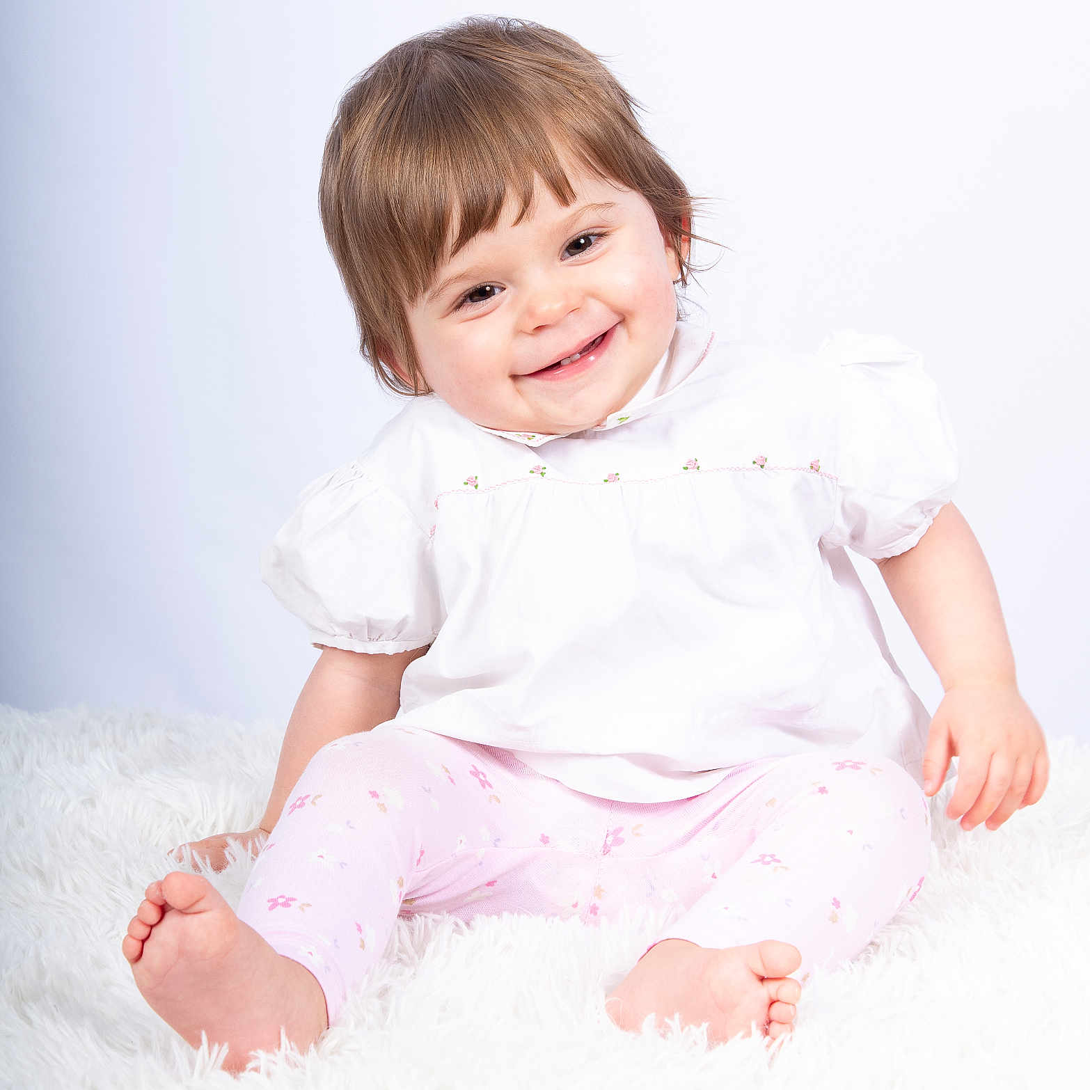 Loredana a rejoint le concours — aidez-le/la à gagner de superbes lots ! baby, barefoot, child, cute, face, floral_pattern, fluffy_rug, happy, indoor, innocence, person, pink_leggings, portrait, sitting, smiling, soft_texture, studio_light, toddler, white_blouse, young_child
