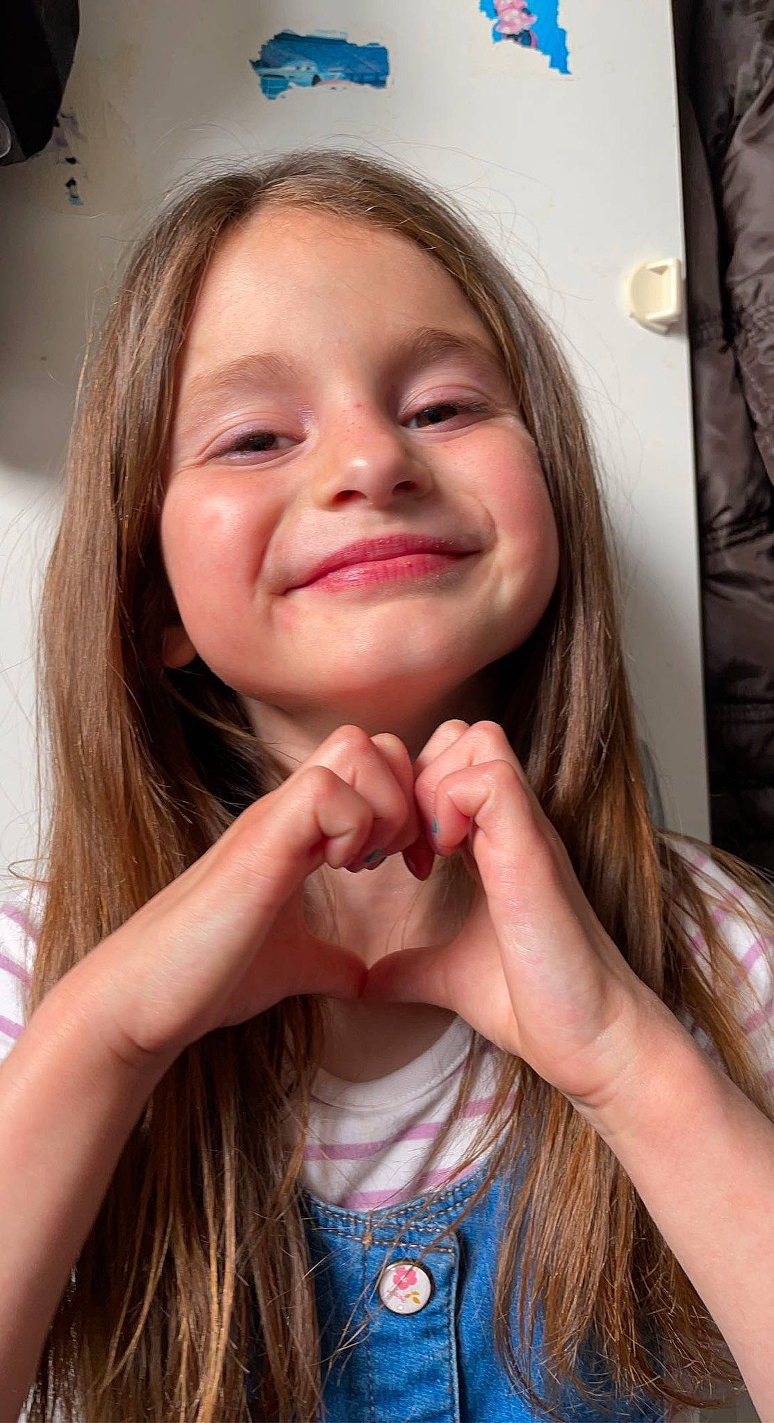 Kataleya a rejoint le concours — aidez-le/la à gagner de superbes lots ! blond, cheek, cool, eyelash, finger, flash_photography, fun, gesture, hand, happy, iris, joy, lip, mouth, nose, person, skin, smile, t_shirt, thumb