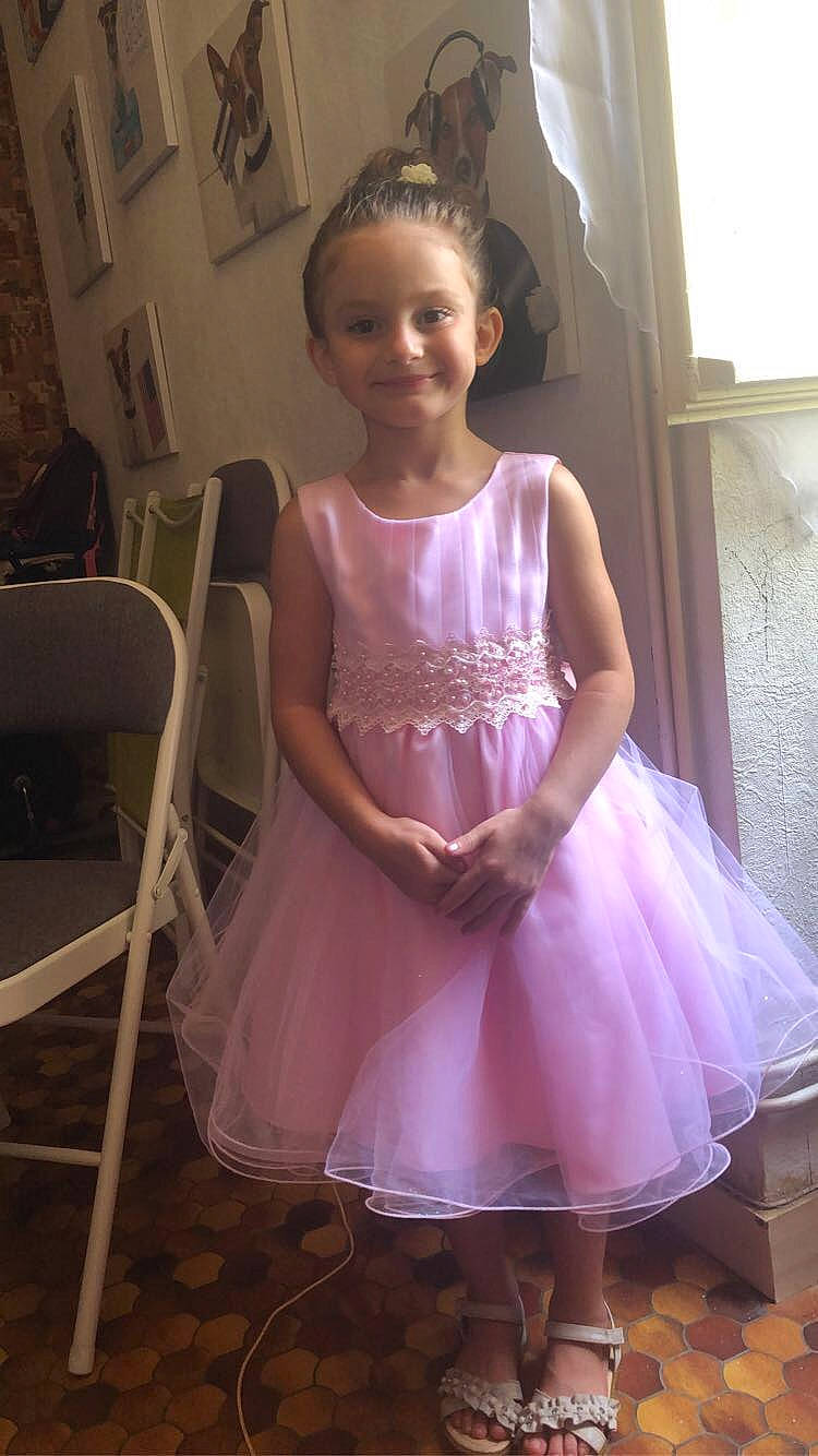 Kataleya a rejoint le concours — aidez-le/la à gagner de superbes lots ! baby_toddler_clothing, blond, child, day_dress, dress, embellishment, fashion_design, flooring, happy, human_leg, joy, magenta, neck, one_piece_garment, person, pink, purple, shoulder, sleeve, smile