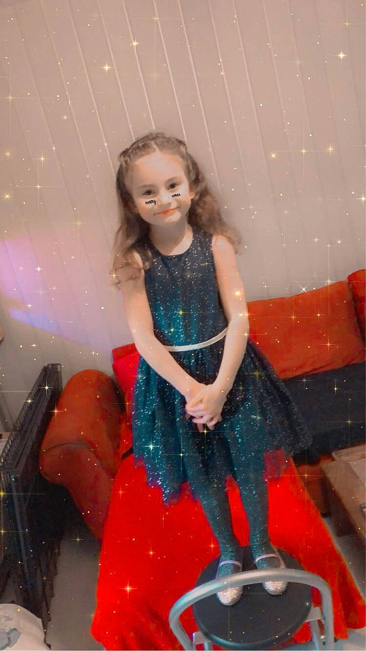 Kataleya a rejoint le concours — aidez-le/la à gagner de superbes lots ! barbie, black_hair, doll, dress, fashion, fashion_design, flash_photography, fun, furniture, hairstyle, happy, leg, magenta, person, pink, shoe, shoulder, skin, thigh, toy