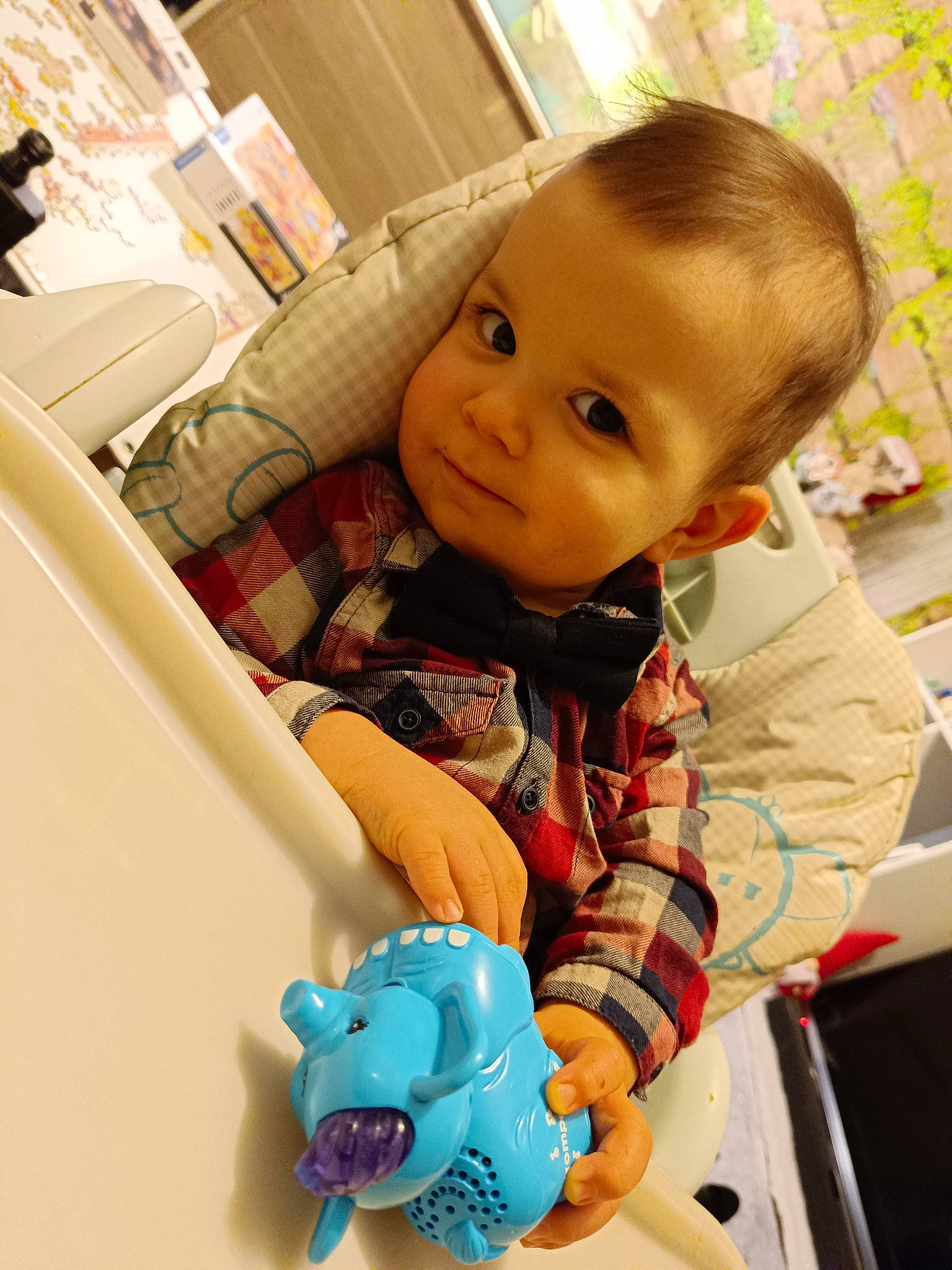 Maëron a rejoint le concours — aidez-le/la à gagner de superbes lots ! baby, baby_products, baby_safety, baby_toddler_clothing, baby_toys, cheek, child, eye, flooring, fun, iris, people, person, photograph, product, room, sitting, skin, snapshot, toddler