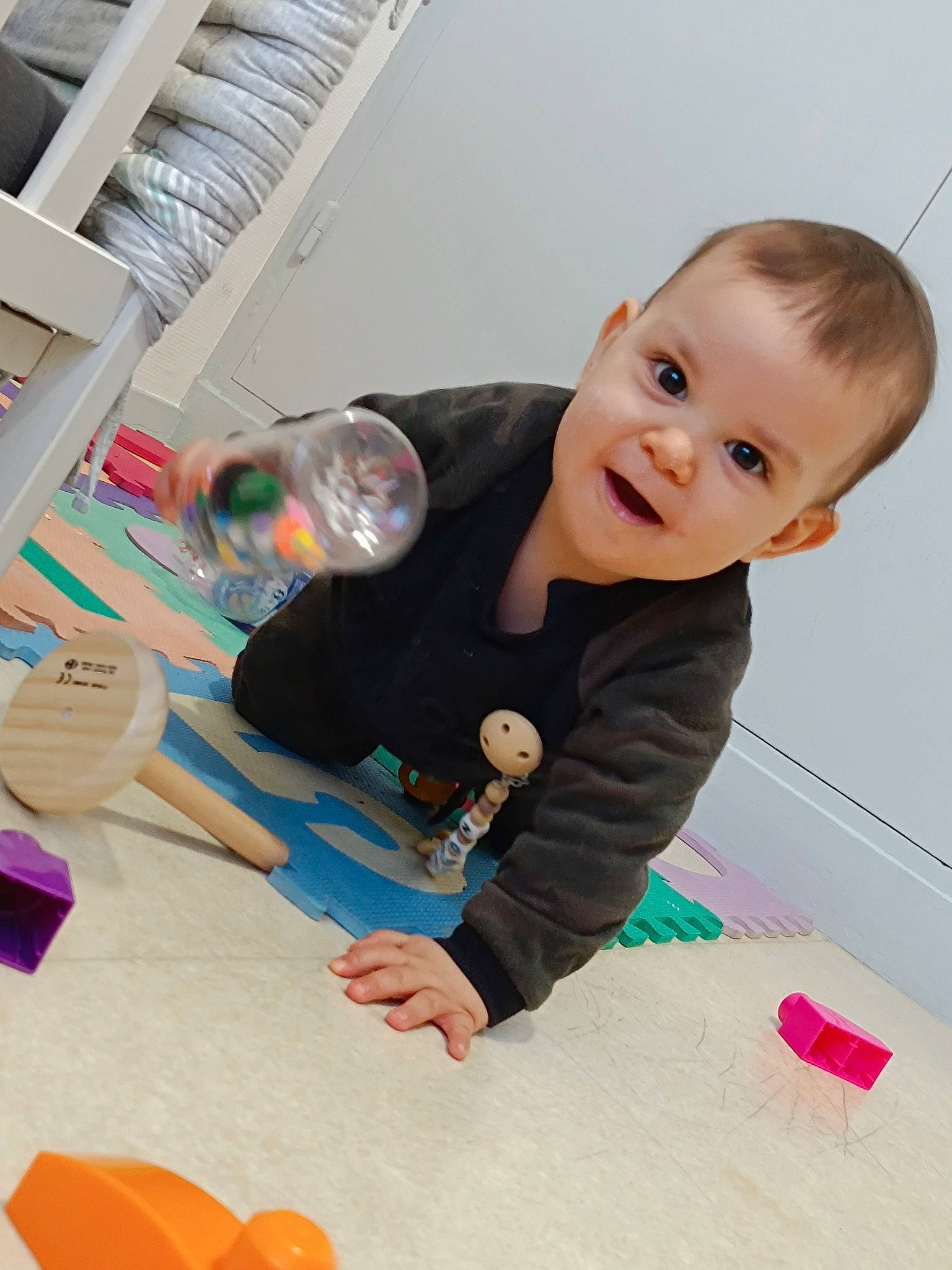 Maëron participe au concours pour gagner de l'argent avec cette photo : baby, baby_toddler_clothing, child, flooring, fun, happy, learning, office_supplies, person, play, room, sitting, smile, toddler, visual_arts, wood, writing, writing_implement