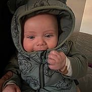 Leeroy a rejoint le concours — aidez-le/la à gagner de superbes lots ! baby, child, clothing, couch, cozy, cute, fabric, face, hand, hood, hoodie, indoor, pattern, person, playful, sitting, smiling, warm, young_child, zipped