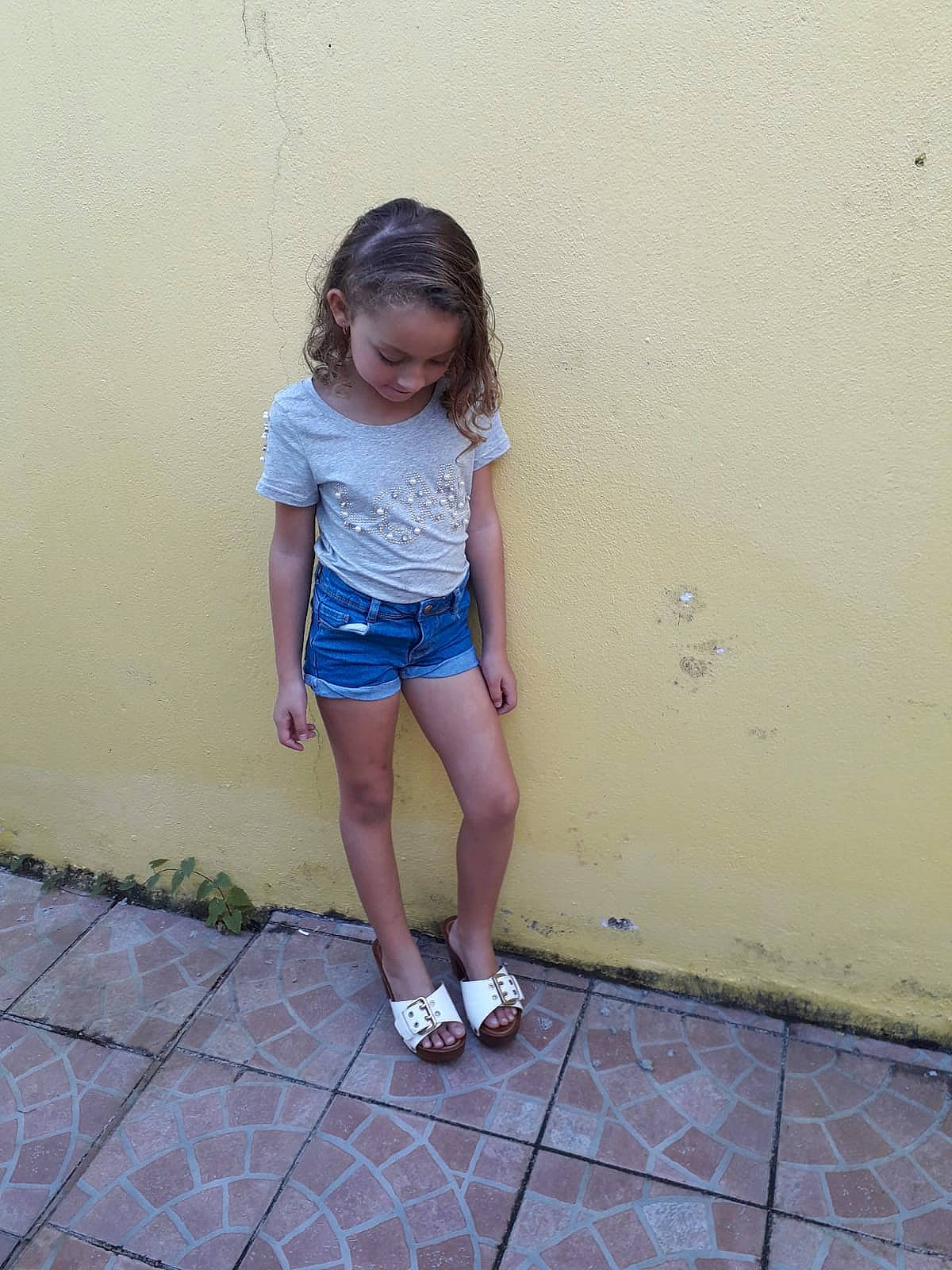 Flora a rejoint le concours — aidez-le/la à gagner de superbes lots ! calf, electric_blue, face, flooring, foot, fun, happy, human_leg, knee, leg, leisure, magenta, person, sandal, shorts, shoulder, sitting, street_fashion, t_shirt, thigh