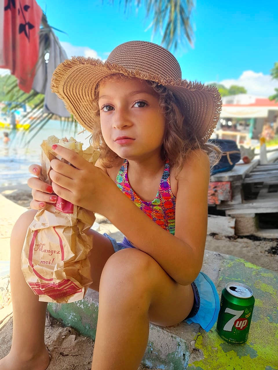 Flora participe au concours pour gagner de l'argent avec cette photo : aluminum_can, fun, green, happy, hat, headwear, human_leg, landscape, leisure, person, photograph, recreation, sand, skin, sky, summer, sun_hat, thigh, tin_can, toddler