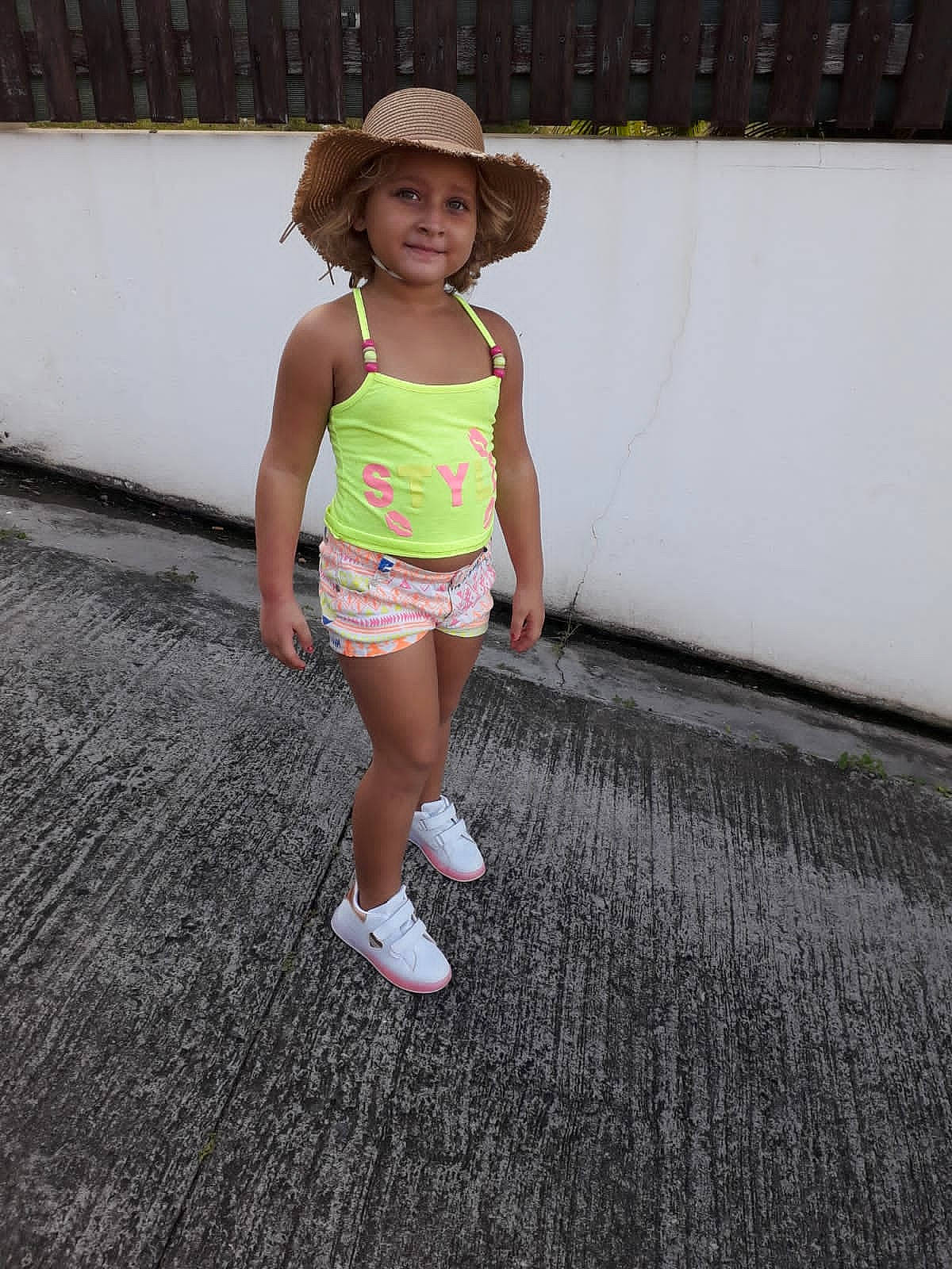 Noeline participe au concours pour gagner de l'argent avec cette photo : asphalt, clothing, fashion_design, flooring, happy, hat, headwear, human_leg, joy, knee, leg, person, pink, shoe, shorts, shoulder, smile, sun_hat, t_shirt, thigh