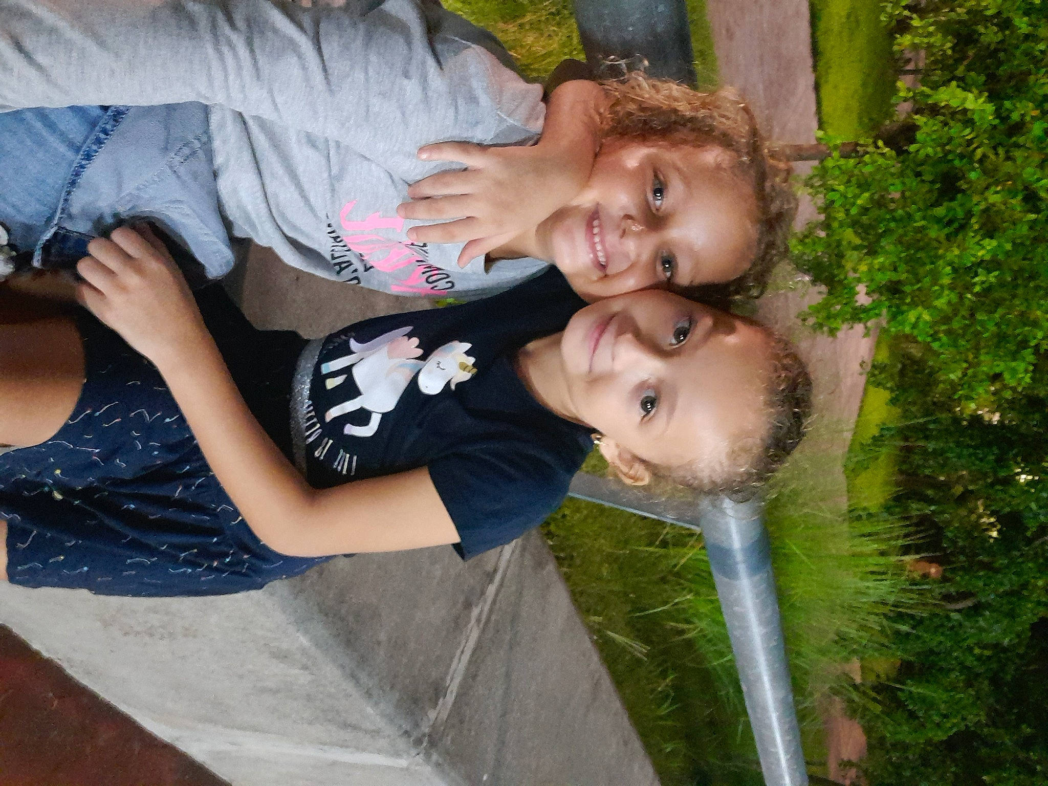 Noeline a rejoint le concours — aidez-le/la à gagner de superbes lots ! child, elbow, event, fun, garden, gesture, grass, happy, joy, leisure, people_in_nature, person, plant, play, recreation, sitting, smile, t_shirt, toddler, tree