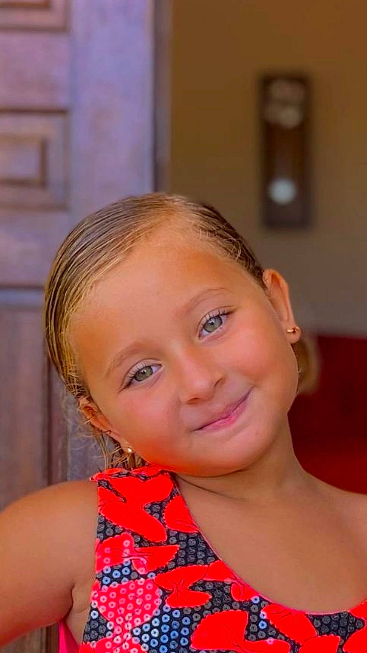 Noeline participe au concours pour gagner de l'argent avec cette photo : cheek, child, chin, eyebrow, eyelash, face, flash_photography, fun, hairstyle, happy, iris, joy, lip, makeover, neck, nose, people, person, shoulder, skin