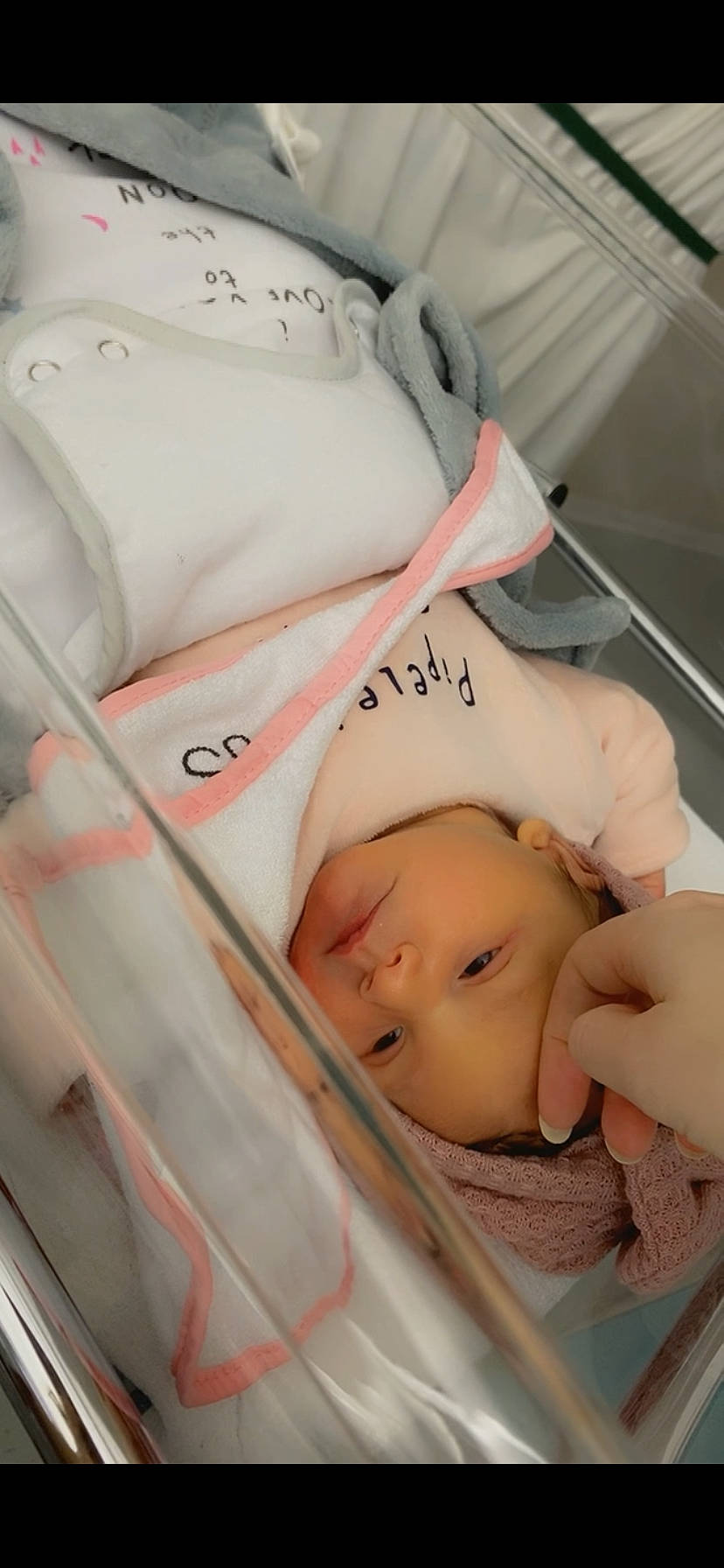 Mía a rejoint le concours — aidez-le/la à gagner de superbes lots ! baby, baby_products, baby_safety, baby_sleeping, baby_toddler_clothing, beauty, carmine, cheek, child, comfort, eye, eyelash, facial_expression, head, headwear, linens, lip, mouth, person, room