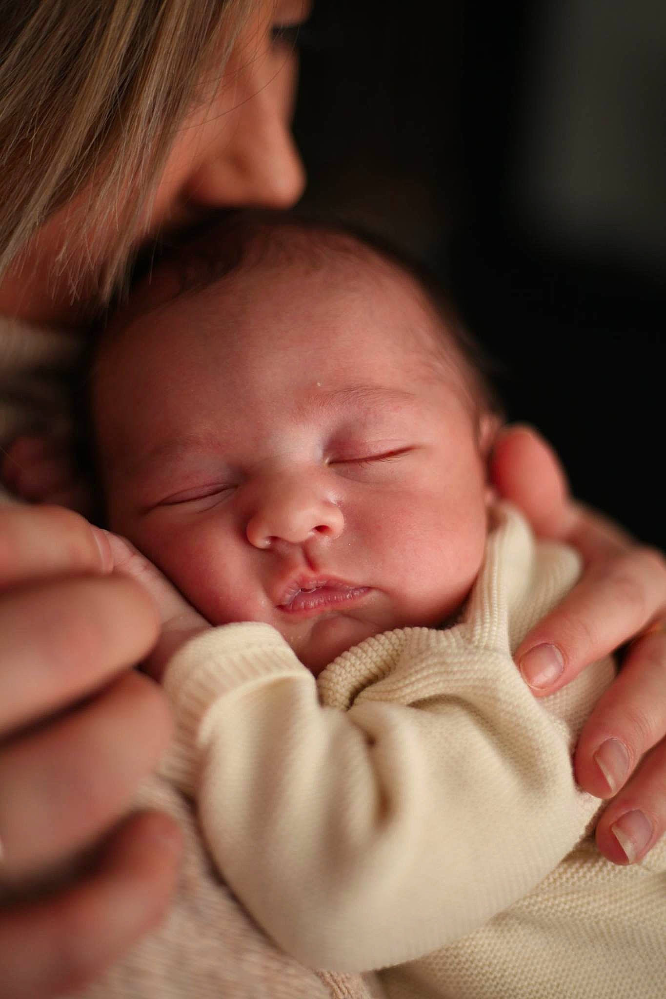 Loan participe au concours pour gagner de l'argent avec cette photo : baby, cheek, child, chin, close_up, comfort, ear, eyelash, face, finger, gesture, hand, happy, lip, mouth, nail, nose, person, skin, thumb