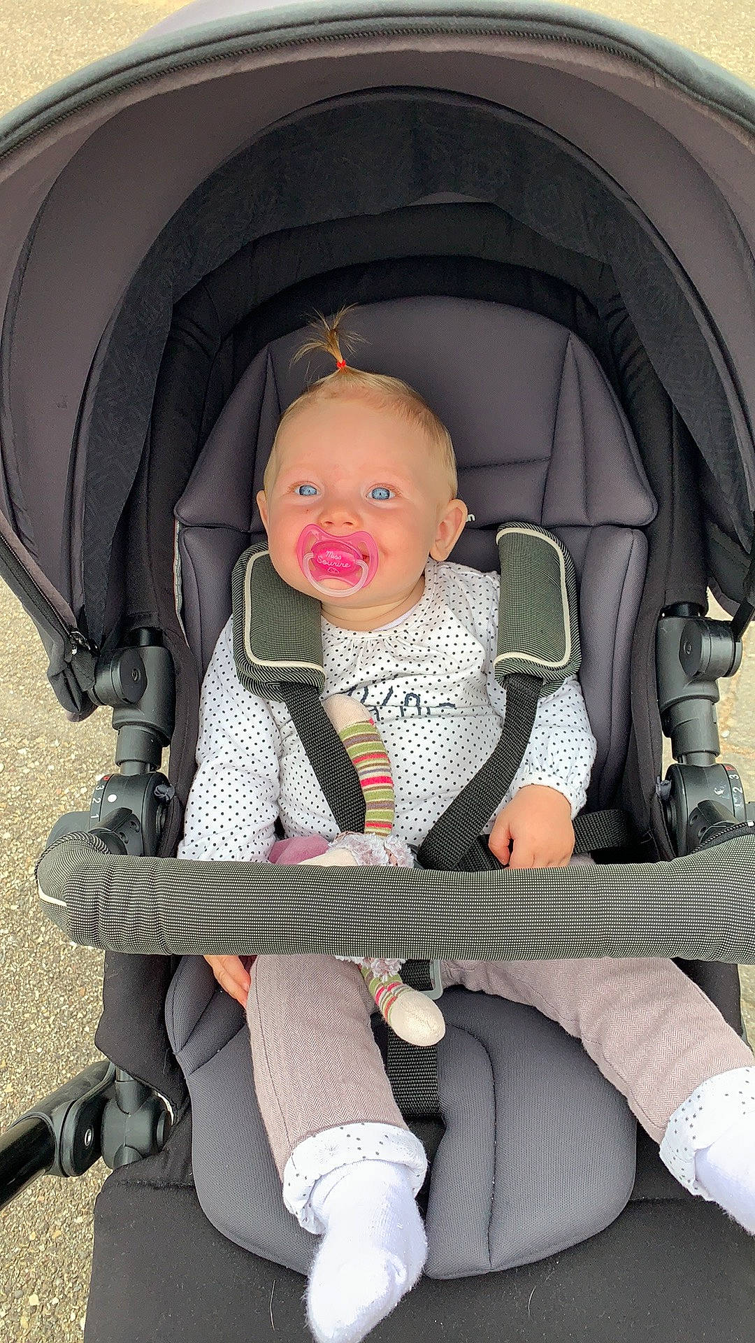 Serena participe au concours pour gagner de l'argent avec cette photo : baby_carriage, baby_in_car_seat, baby_products, car_seat, car_seat_cover, child, comfort, joy, person, product