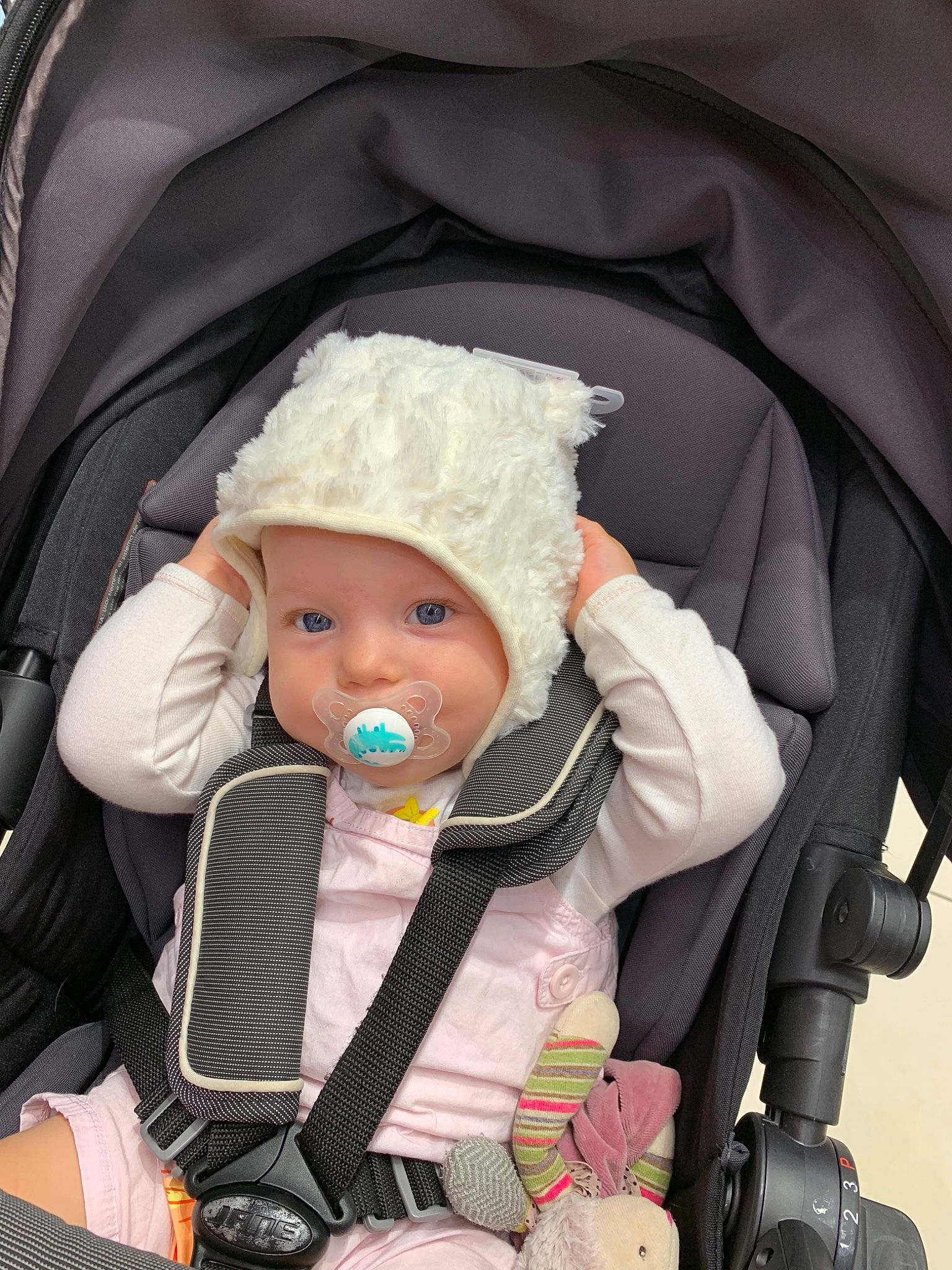 Serena a rejoint le concours — aidez-le/la à gagner de superbes lots ! baby, baby_carriage, baby_in_car_seat, baby_products, car_seat, child, comfort, headwear, joy, person, product, toddler