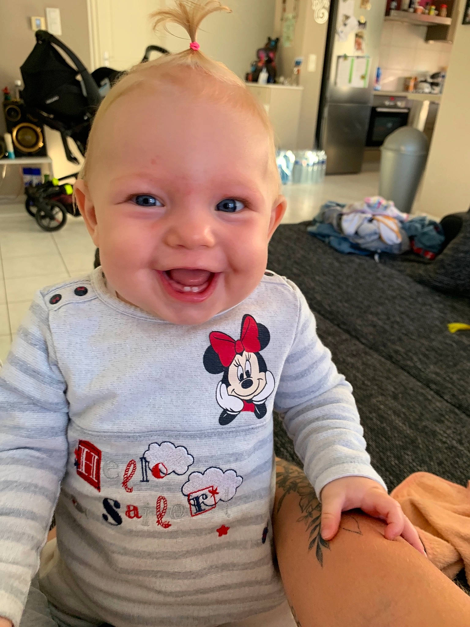 Serena participe au concours pour gagner de l'argent avec cette photo : arm, baby, cheek, child, chin, cool, ear, eye, face, facial_expression, finger, forehead, head, joy, leg, lip, nose, outerwear, person, skin