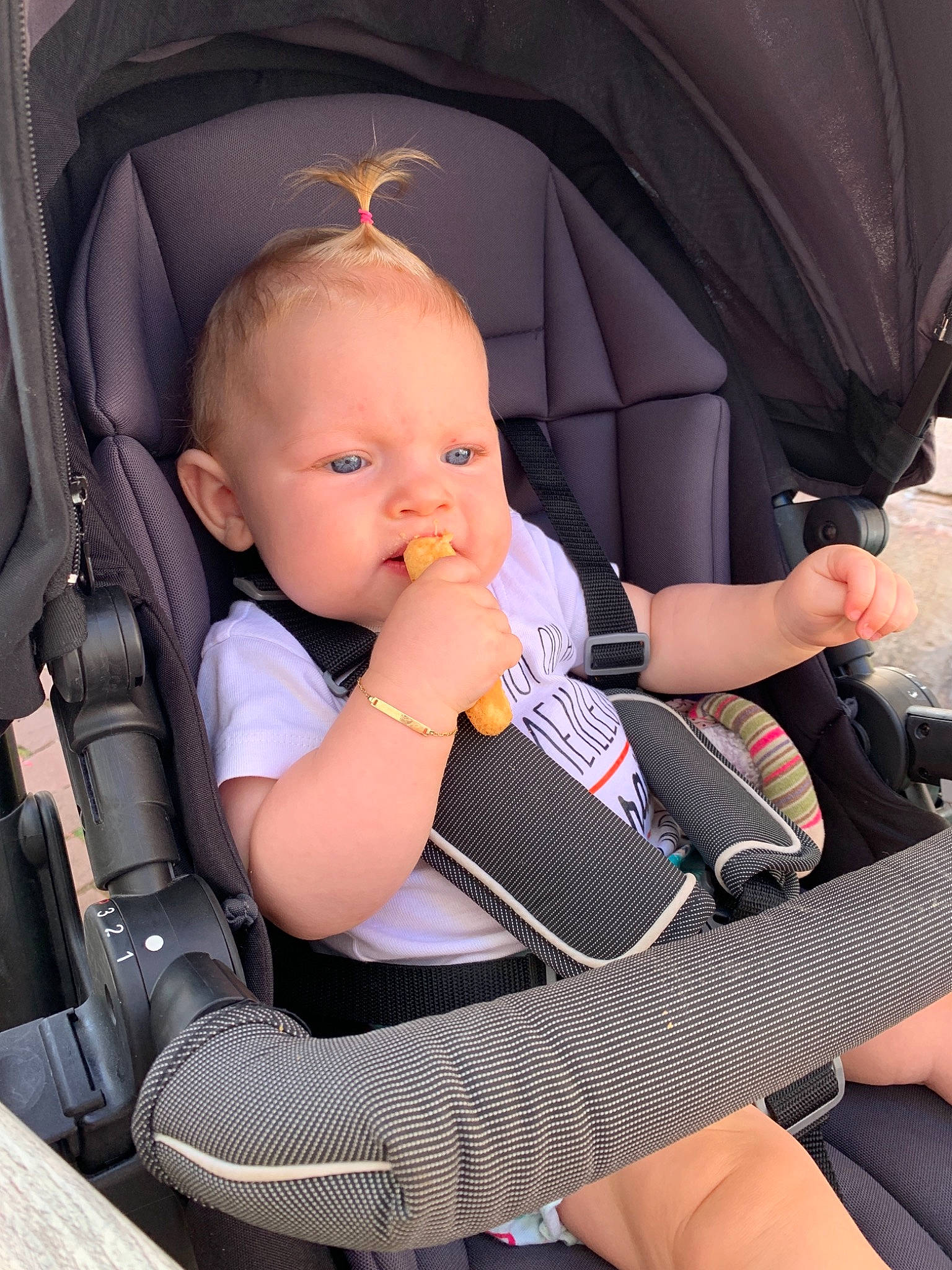 Serena a rejoint le concours — aidez-le/la à gagner de superbes lots ! auto_part, baby, baby_carriage, baby_in_car_seat, baby_products, car_seat, car_seat_cover, child, comfort, person, product, seat_belt, toddler