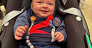 Sohan a rejoint le concours — aidez-le/la à gagner de superbes lots ! baby, car_seat, infant, smiling, blue_clothing, pacifier_clip, paris_saint_germain, happy, child, seatbelt, indoor, person, cute, casual, sporty, head, face, hands, footwear, comfort