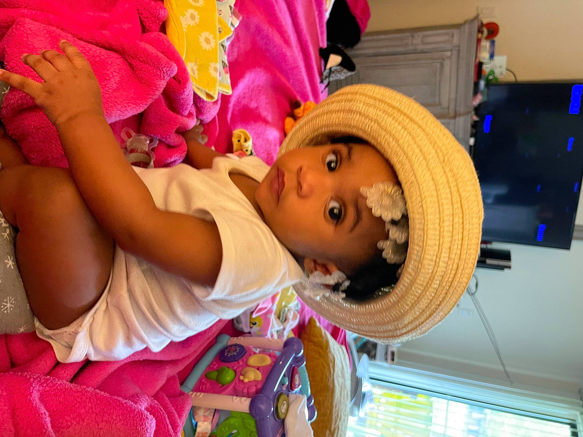 Amor is registered to the contest to win money with this photo: baby, baby_toddler_clothing, child, event, fun, happy, hat, headgear, headwear, leisure, magenta, party, party_supply, person, pink, plant, purple, smile, sun_hat, toddler