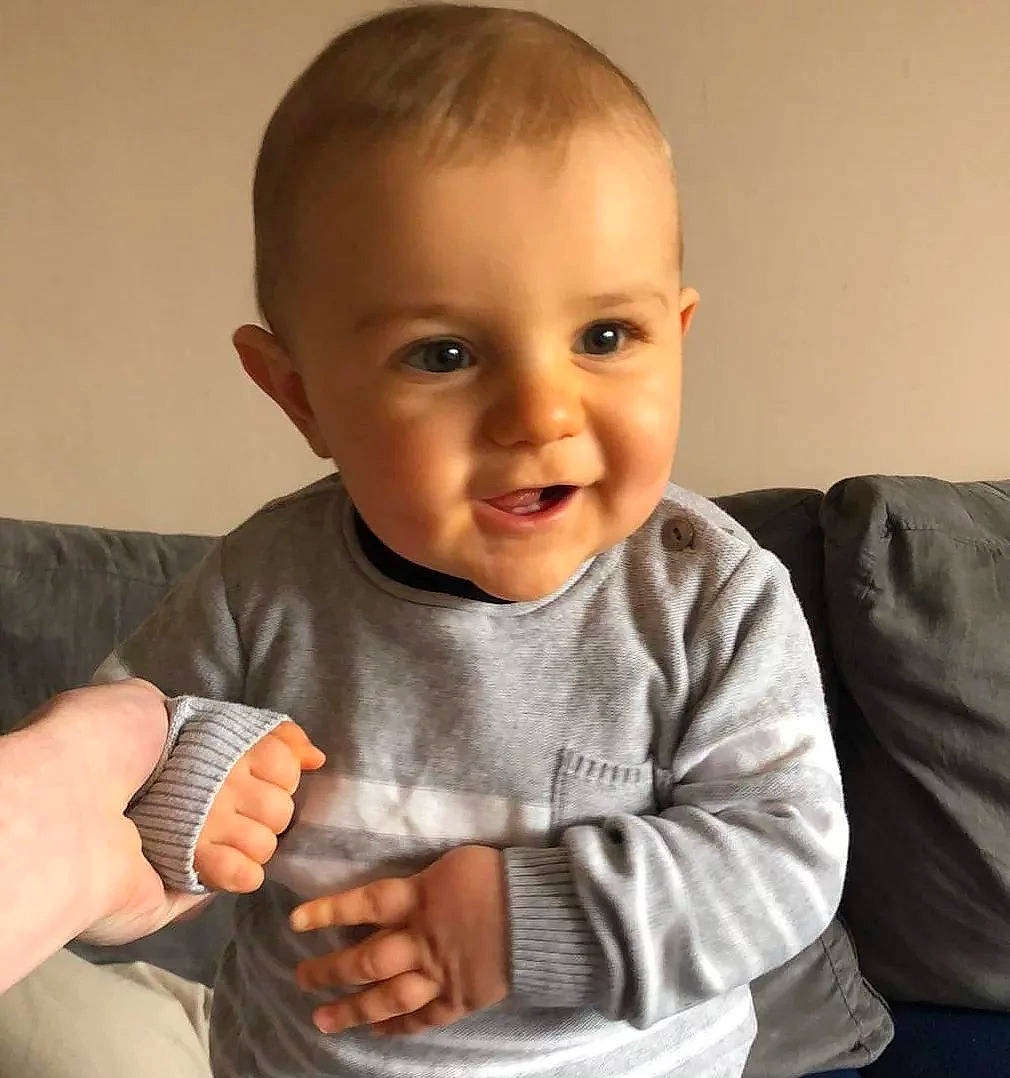 Malonn participe au concours pour gagner de l'argent avec cette photo : arm, baby, baby_toddler_clothing, cheek, chin, comfort, facial_expression, finger, gesture, happy, human, human_body, mouth, muscle, nose, person, skin, sleeve, smile, standing