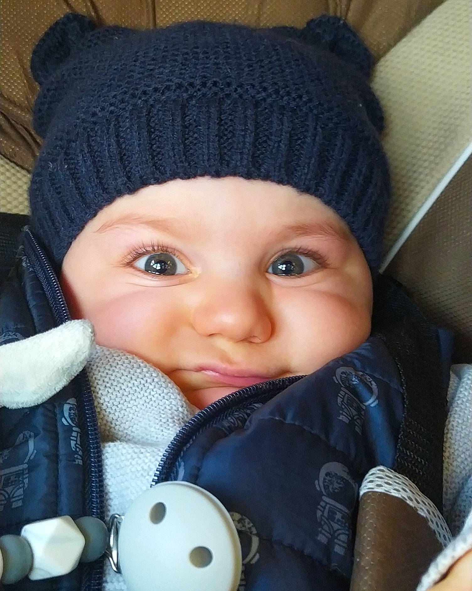 Malonn a rejoint le concours — aidez-le/la à gagner de superbes lots ! baby, cap, cheek, child, comfort, cool, eye, face, facial_expression, finger, hand, head, headgear, headwear, organ, outerwear, person, product, skin, textile