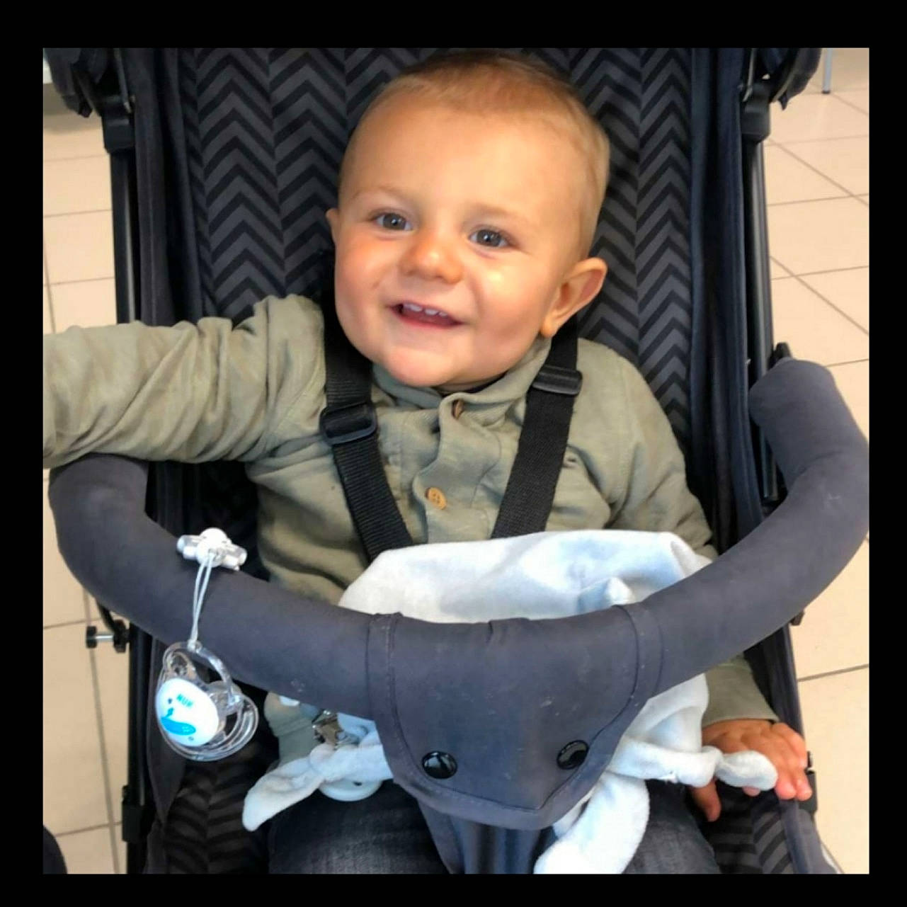 Malonn participe au concours pour gagner de l'argent avec cette photo : baby, baby_carriage, baby_toddler_clothing, cheek, comfort, electric_blue, face, finger, flash_photography, fun, gesture, happy, joy, mouth, nose, outerwear, person, sleeve, smile, standing