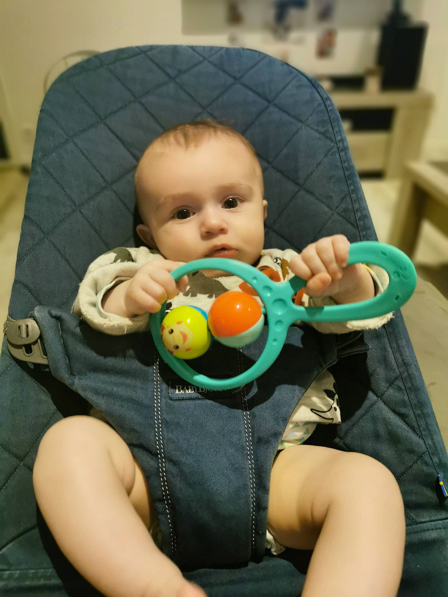 Côme a rejoint le concours — aidez-le/la à gagner de superbes lots ! arm, baby, baby_products, baby_toddler_clothing, chair, cheek, child, comfort, eye, hand, happy, head, leg, person, product, sitting, skin, smile, stuffed_toy, toddler