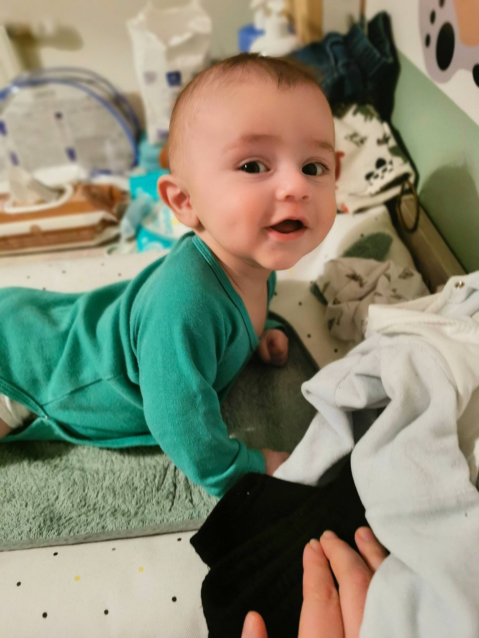 Côme participe au concours pour gagner de l'argent avec cette photo : baby, baby_toddler_clothing, child, comfort, dishware, eye, flooring, fun, gesture, green, happy, head, linens, person, room, sitting, skin, sleeve, smile, thumb