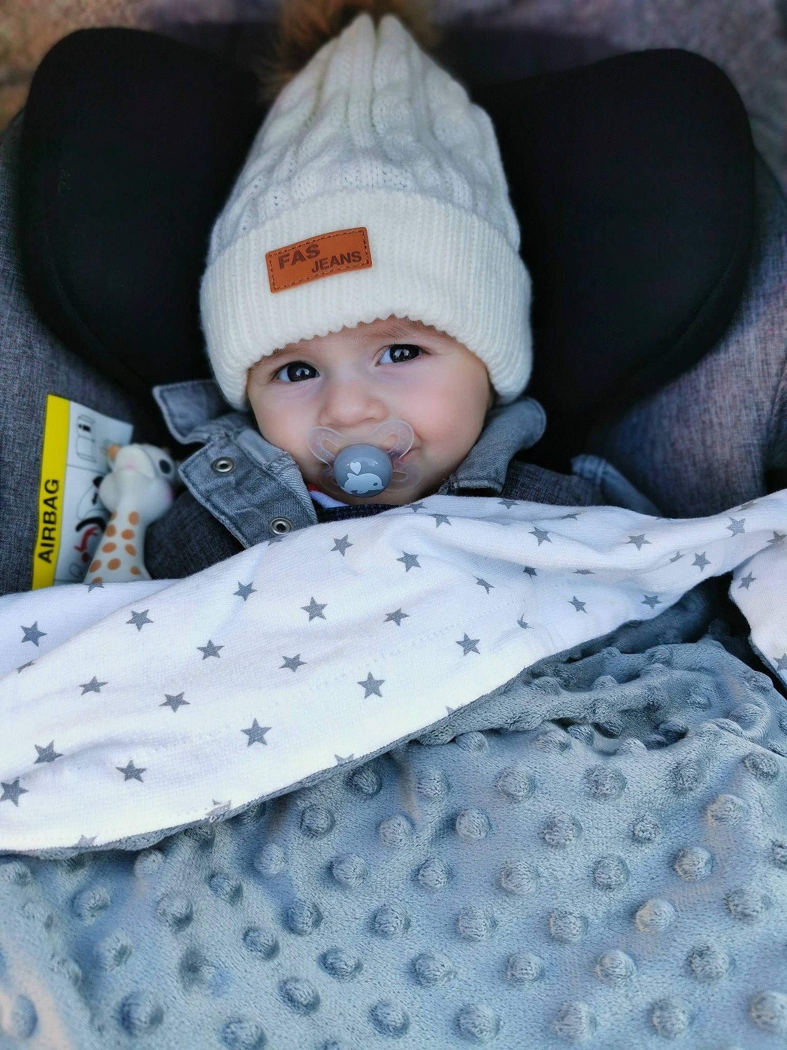 Côme participe au concours pour gagner de l'argent avec cette photo : baby, baby_products, baby_safety, baby_sleeping, baby_toddler_clothing, cap, child, collar, comfort, fashion_accessory, headwear, human_body, knit_cap, linens, pattern, person, sleeve, textile, toddler, white