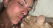 Mouss participe au concours pour gagner de l'argent avec cette photo : affection, cat, closeup, cozy, cute, earrings, face, floor, fur, hand, indoor, kiss, love, nail_polish, necklace, pet, relaxation, skin, white_clothing, woman