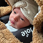 Haylie a rejoint le concours — aidez-le/la à gagner de superbes lots ! baby, infant, blanket, knit_hat, car_seat, face, close_up, soft_light, warm, cozy, child, newborn, portrait, expression, candid, wrapped, clothing, indoors, cute, resting