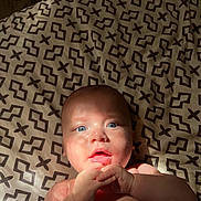 Lino a rejoint le concours — aidez-le/la à gagner de superbes lots ! baby, infant, face, blue_eyes, hands, light, shadow, blanket, pattern, skin, cute, lying_down, indoors, expression, portrait, child, soft_light, closeup, young, human