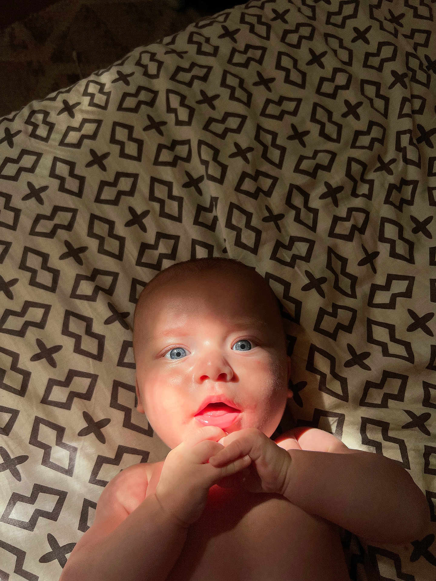 Lino a rejoint le concours — aidez-le/la à gagner de superbes lots ! baby, infant, face, blue_eyes, hands, light, shadow, blanket, pattern, skin, cute, lying_down, indoors, expression, portrait, child, soft_light, closeup, young, human