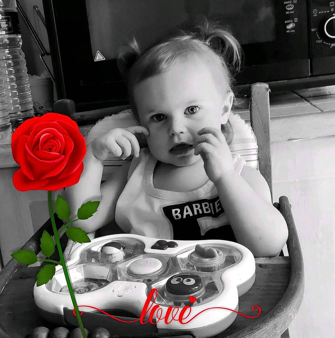 Ninon a rejoint le concours — aidez-le/la à gagner de superbes lots ! baby, child, electronic_device, face, facial_expression, flower, happy, home_appliance, hybrid_tea_rose, monochrome_photography, person, petal, photograph, plant, product, rose, snapshot, standing, style, toddler