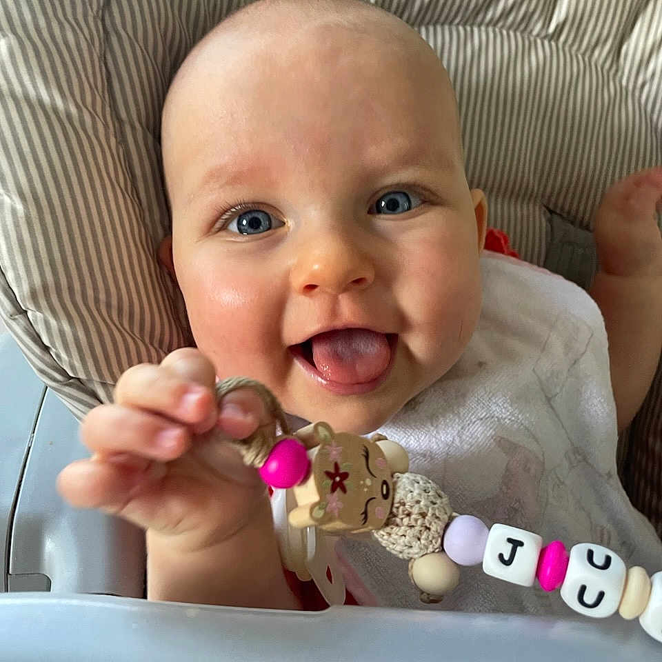 Julia participe au concours pour gagner de l'argent avec cette photo : baby, bodypart, cream, cutlery, dessert, face, finger, food, furniture, hand, happy, head, icing, laughing, mouth, person, photography, portrait, spoon, teeth
